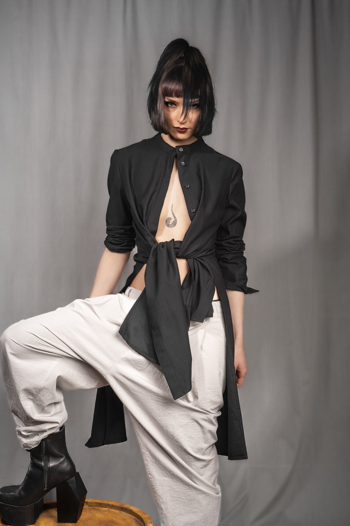 eigensinnig wien | PJ | Leichte, asymmetrische, schwarze Designer-Longbluse aus Baumwolle