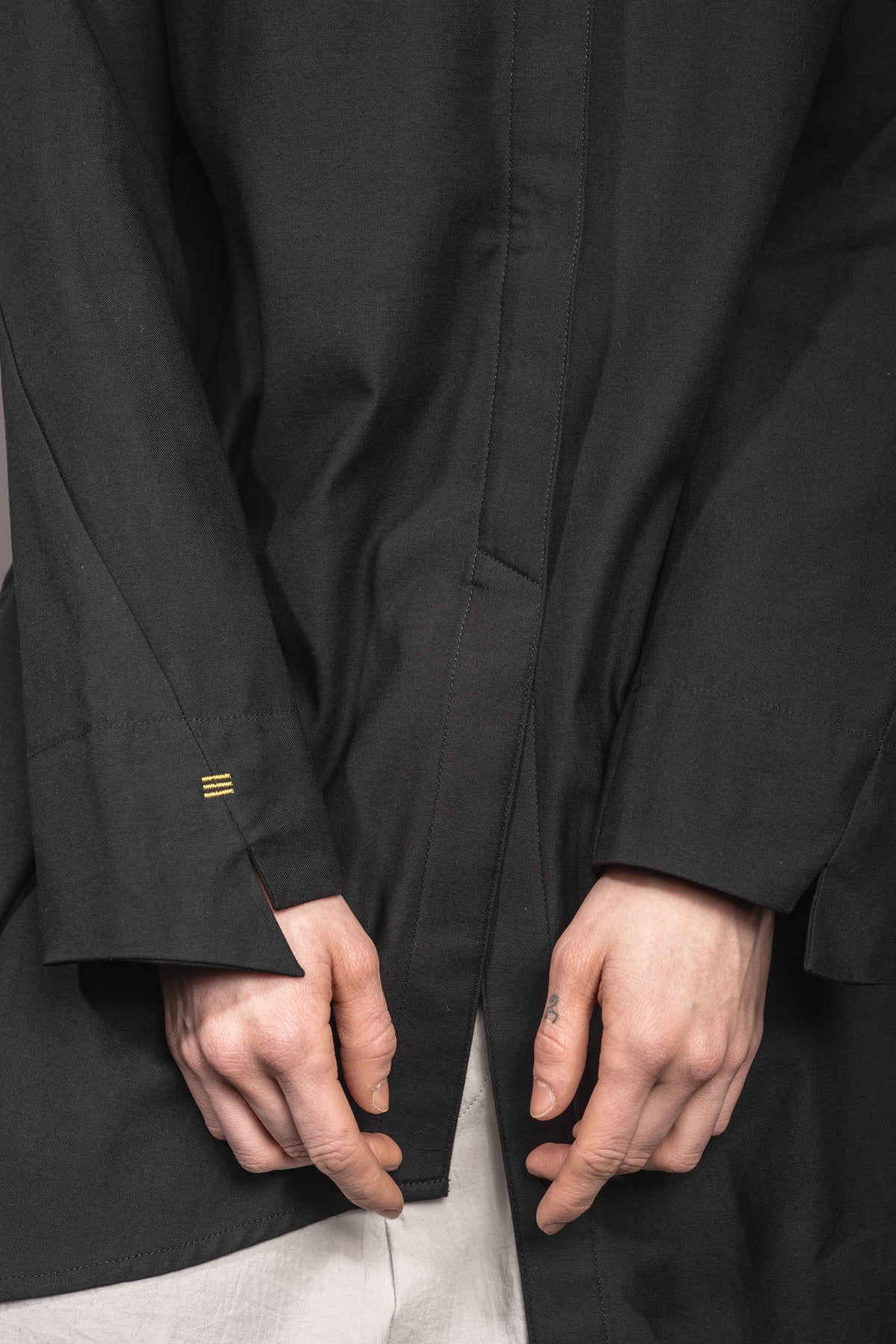 eigensinnig wien | PJ | Leichte, asymmetrische, schwarze Designer-Longbluse aus Baumwolle