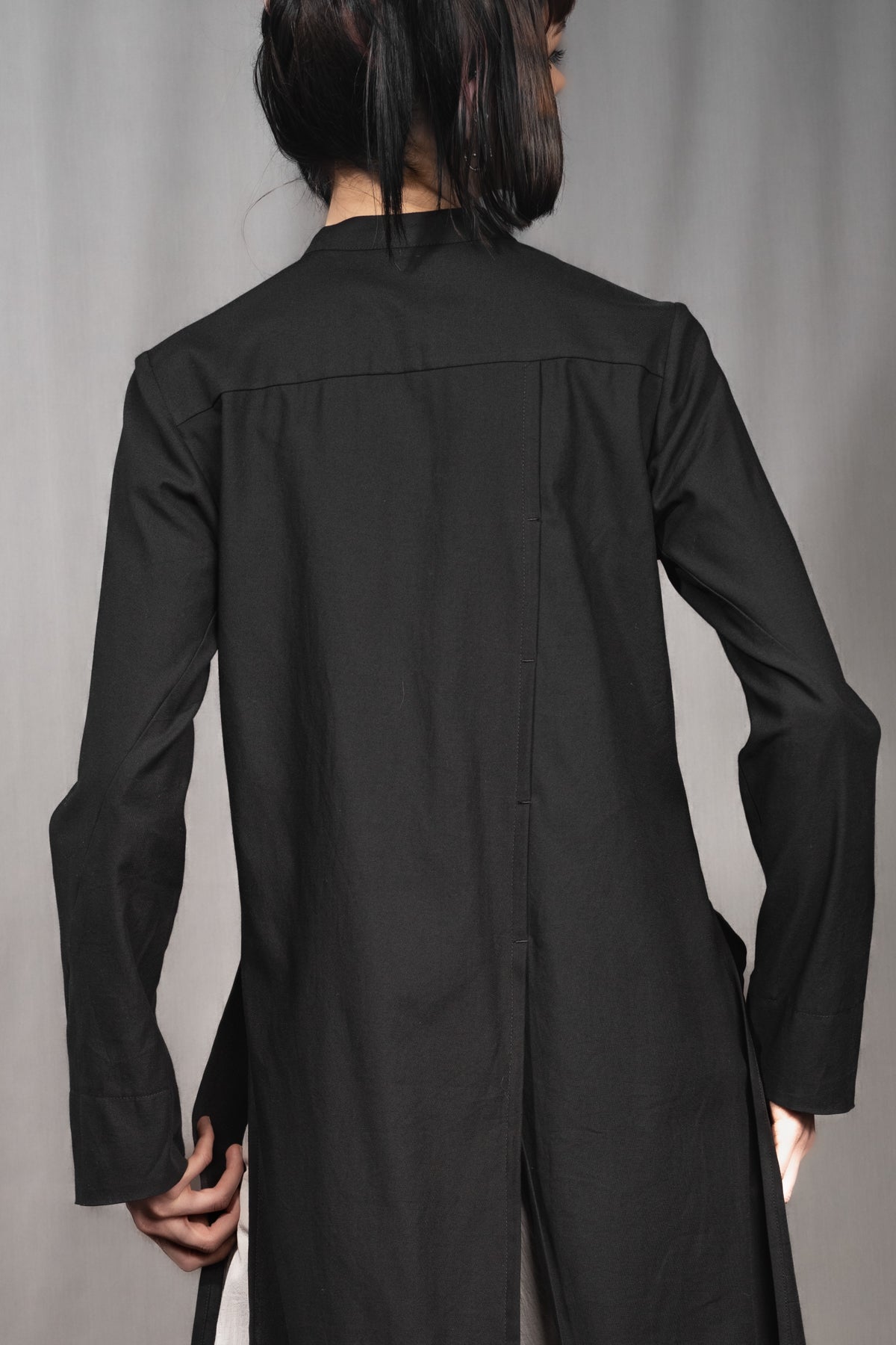 eigensinnig wien | PJ | Leichte, asymmetrische, schwarze Designer-Longbluse aus Baumwolle