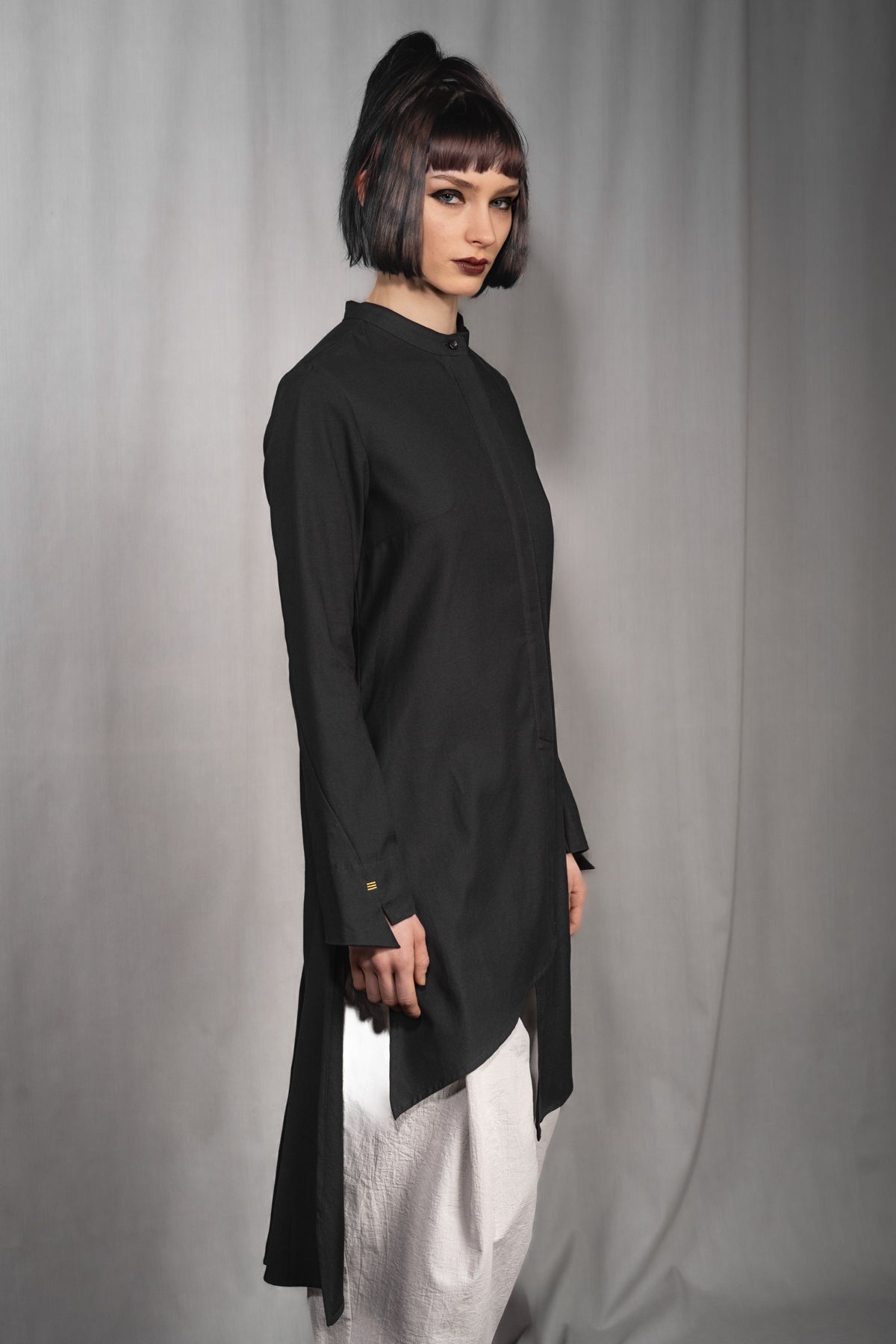 eigensinnig wien | PJ | Leichte, asymmetrische, schwarze Designer-Longbluse aus Baumwolle