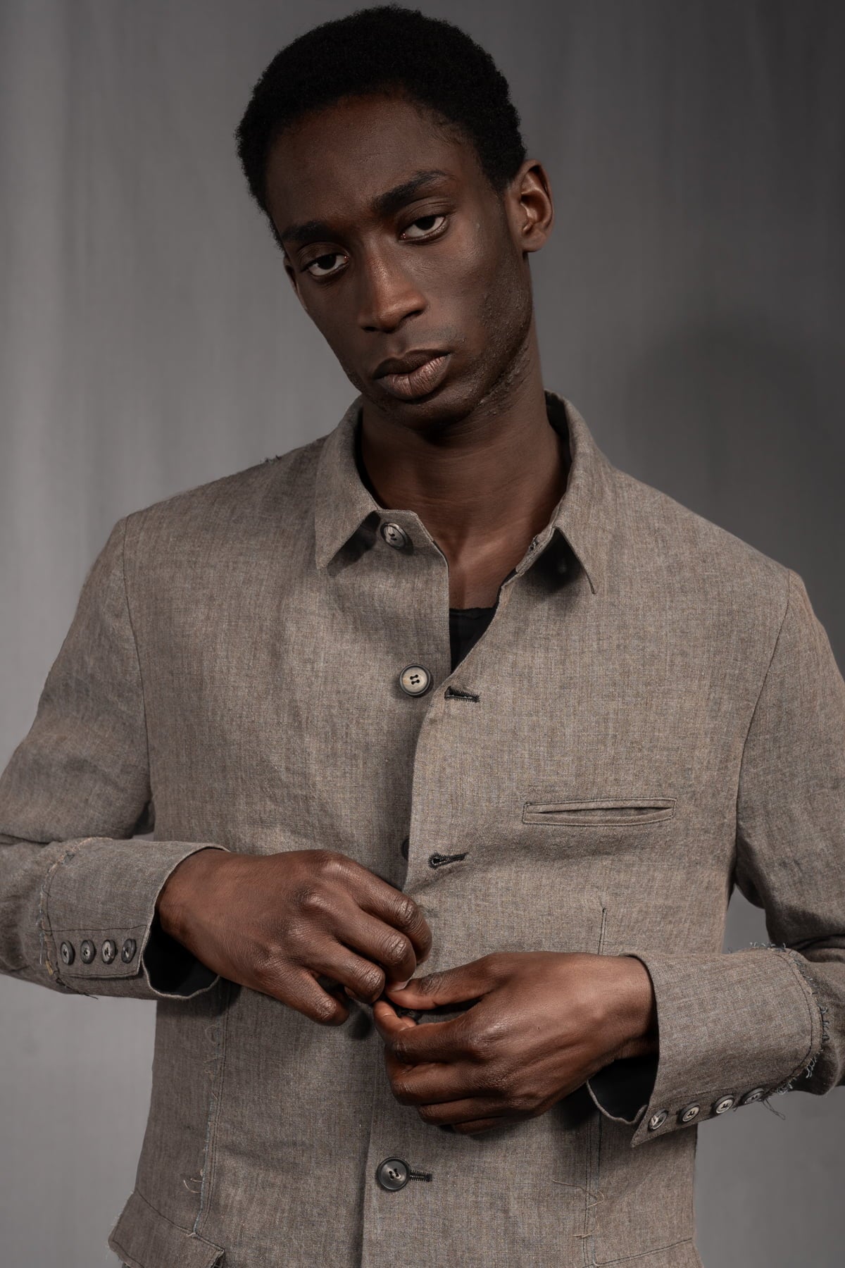 eigensinnig wien | Popper | Avantgardistische Leinenjacke für Herren mit architektonischer Silhouette