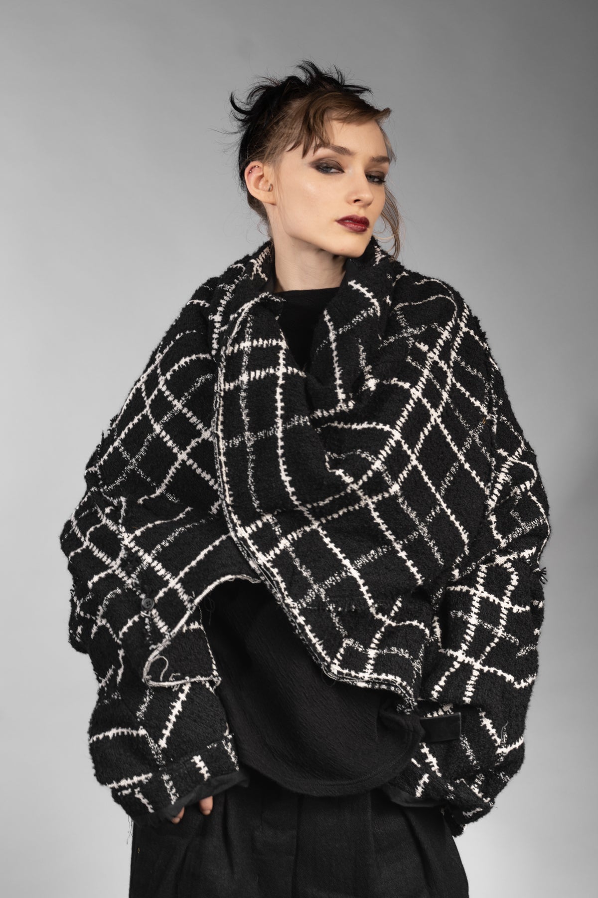 eigensinnig wien | Proust | Extravaganter Oversize Karo-Wintermantel für Damen in Schwarz