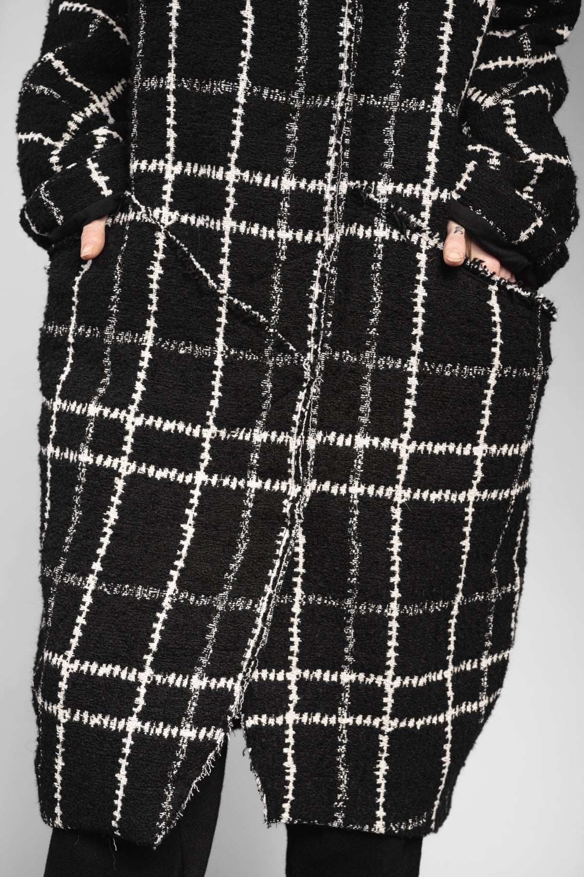 eigensinnig wien | Proust | Extravaganter Oversize Karo-Wintermantel für Damen in Schwarz