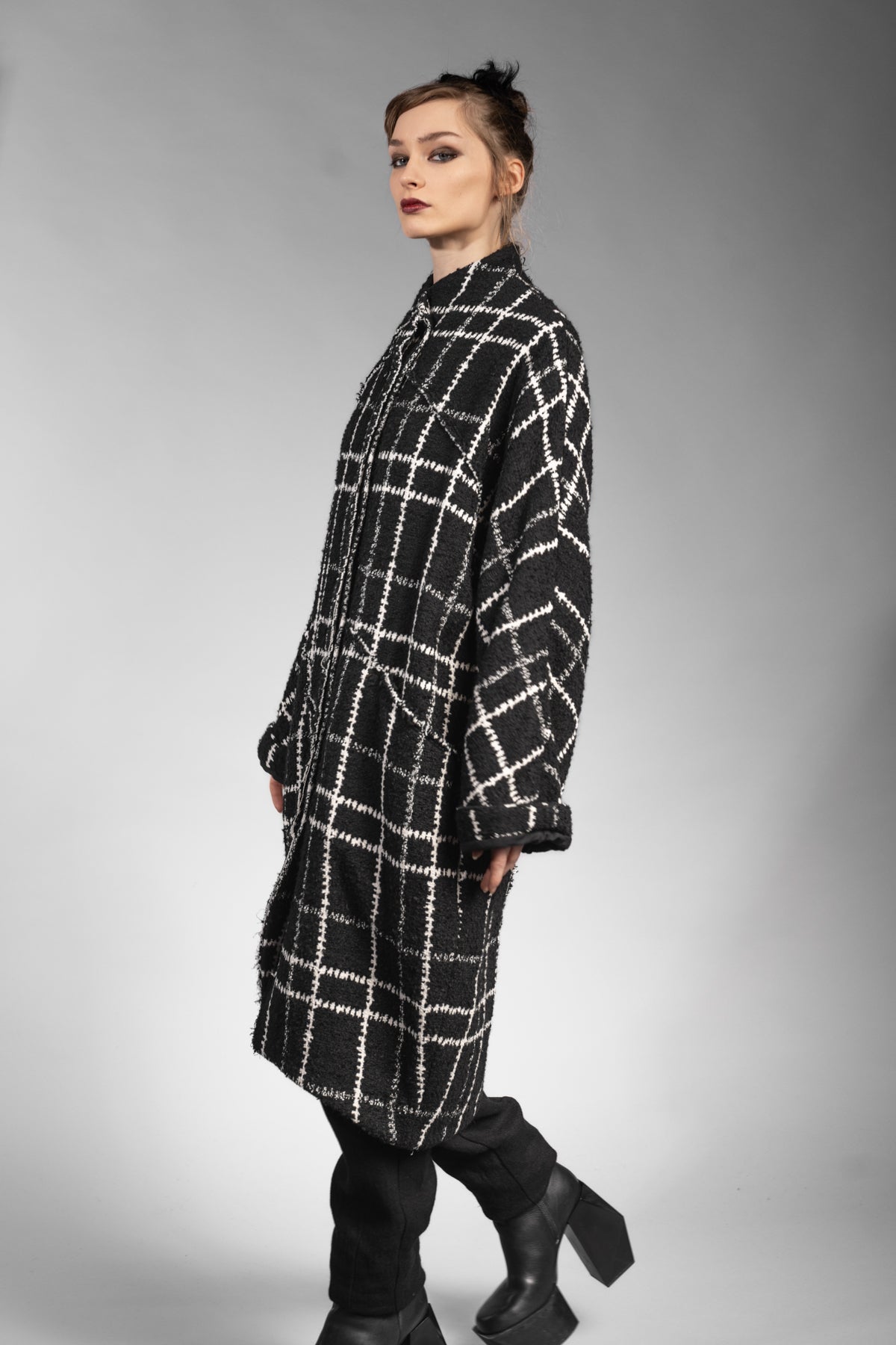 eigensinnig wien | Proust | Extravaganter Oversize Karo-Wintermantel für Damen in Schwarz