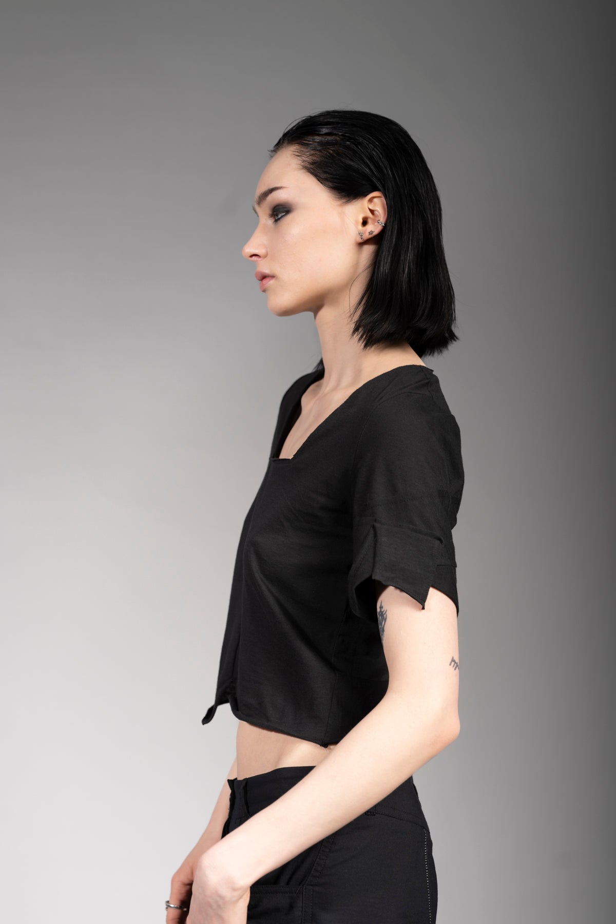eigensinnig wien | Psyche | Schwarzes Designer Crop Top für Damen aus Baumwolle