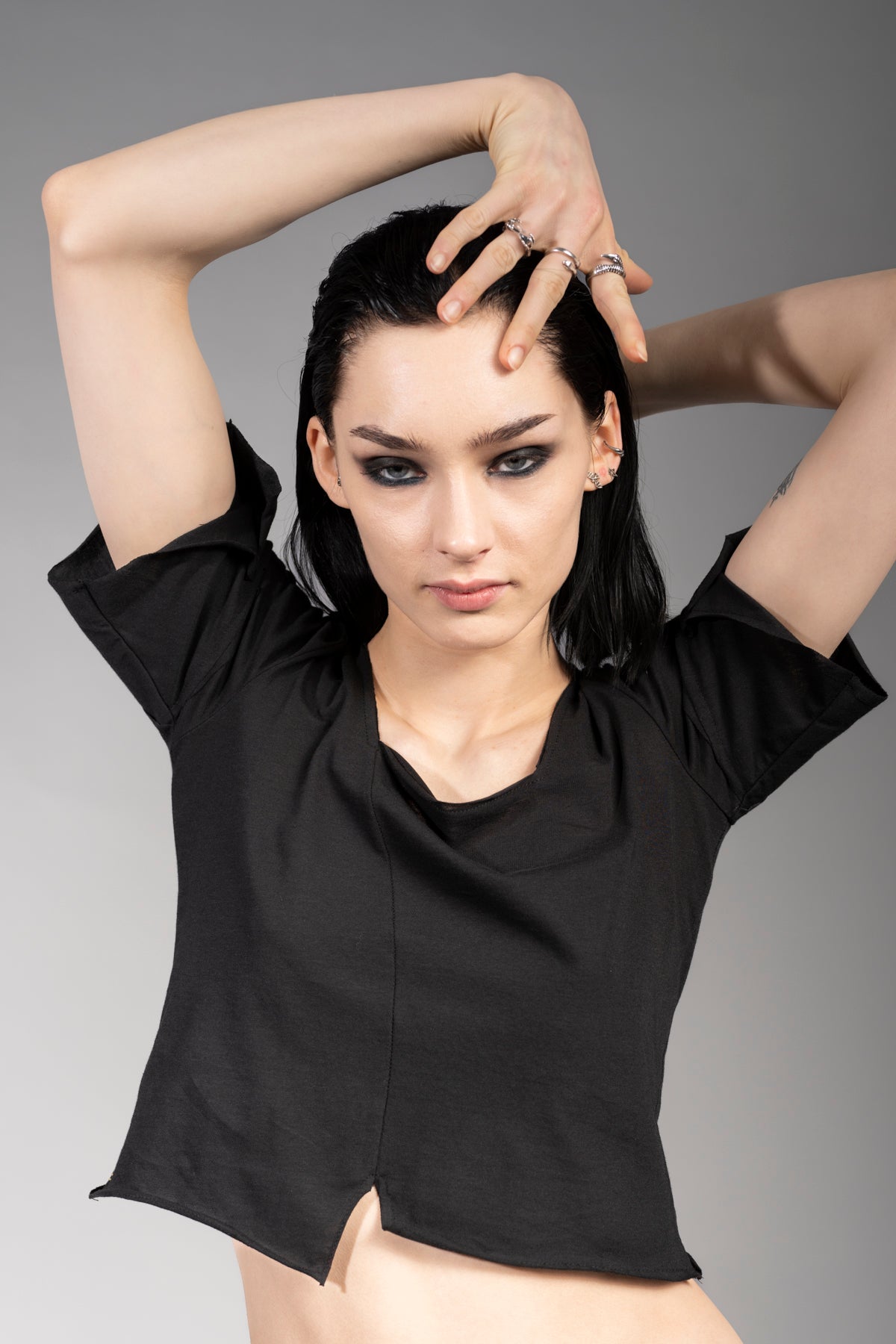 eigensinnig wien | Psyche | Schwarzes Designer Crop Top für Damen aus Baumwolle