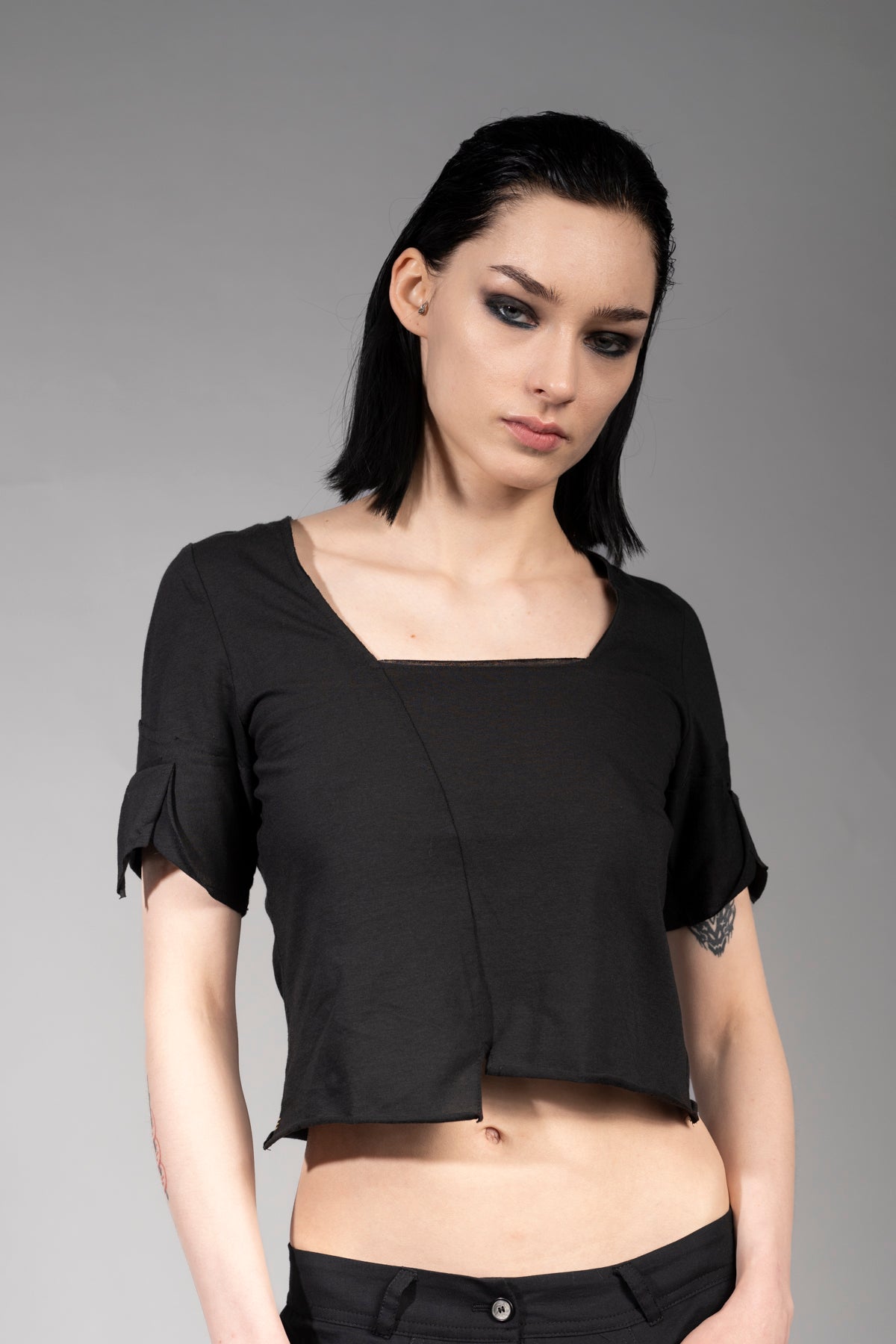 eigensinnig wien | Psyche | Schwarzes Designer Crop Top für Damen aus Baumwolle