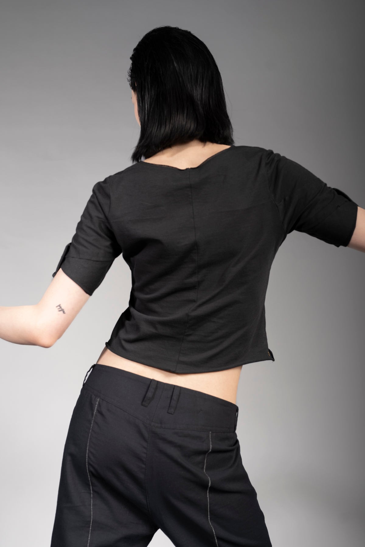 eigensinnig wien | Psyche | Schwarzes Designer Crop Top für Damen aus Baumwolle