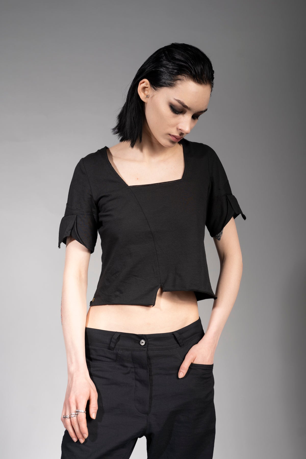 eigensinnig wien | Psyche | Schwarzes Designer Crop Top für Damen aus Baumwolle