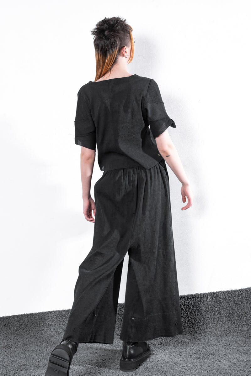 eigensinnig wien | Psyche | Verspieltes Damen Seidentop in Schwarz für Frühling und Sommer
