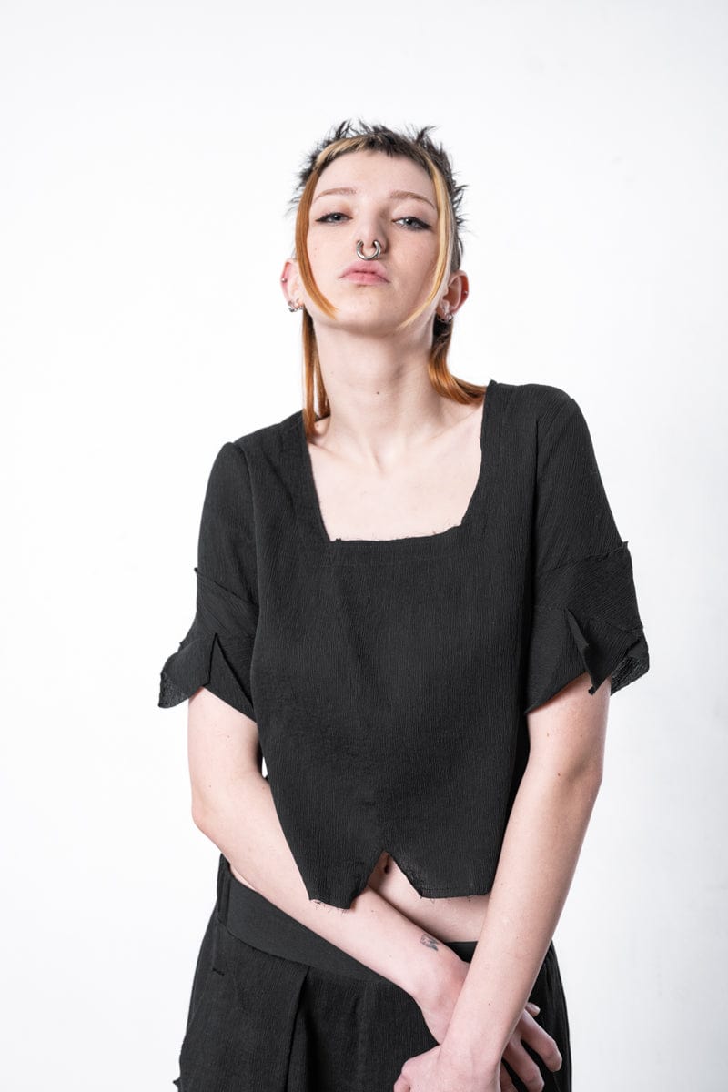 eigensinnig wien | Psyche | Verspieltes Damen Seidentop in Schwarz für Frühling und Sommer