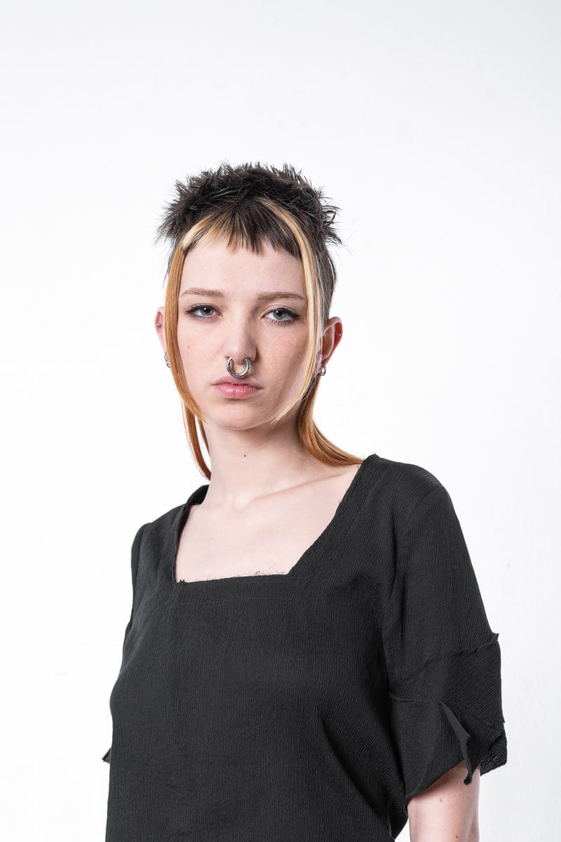 eigensinnig wien | Psyche | Verspieltes Damen Seidentop in Schwarz für Frühling und Sommer