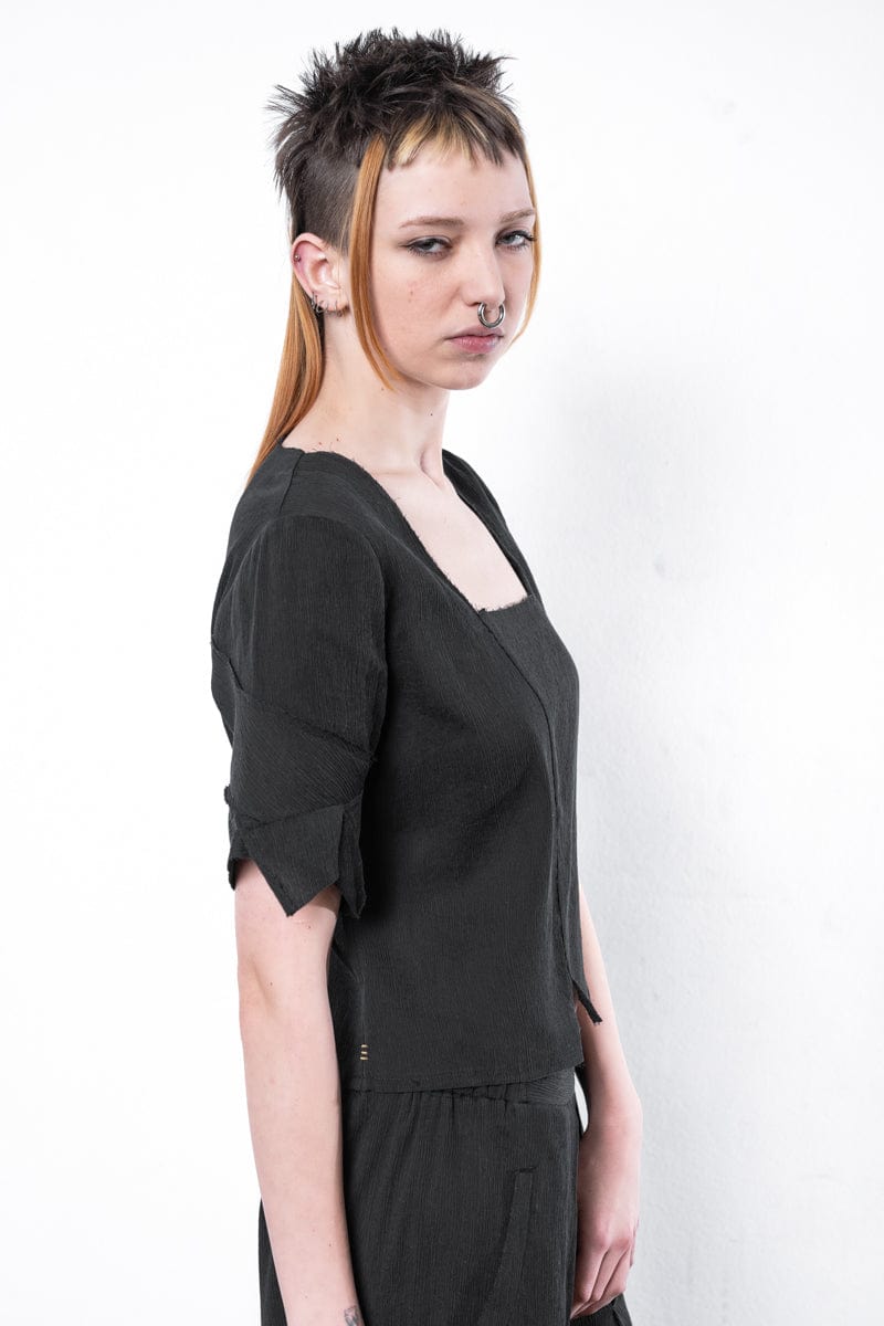 eigensinnig wien | Psyche | Verspieltes Damen Seidentop in Schwarz für Frühling und Sommer