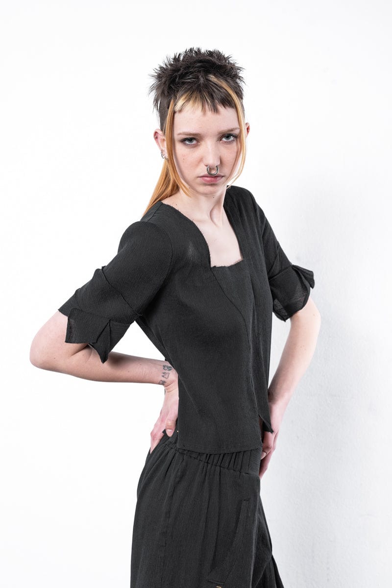 eigensinnig wien | Psyche | Verspieltes Damen Seidentop in Schwarz für Frühling und Sommer