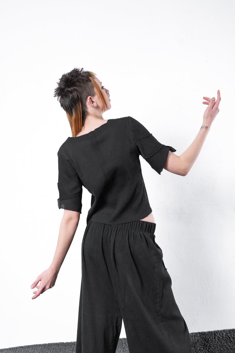 eigensinnig wien | Psyche | Verspieltes Damen Seidentop in Schwarz für Frühling und Sommer