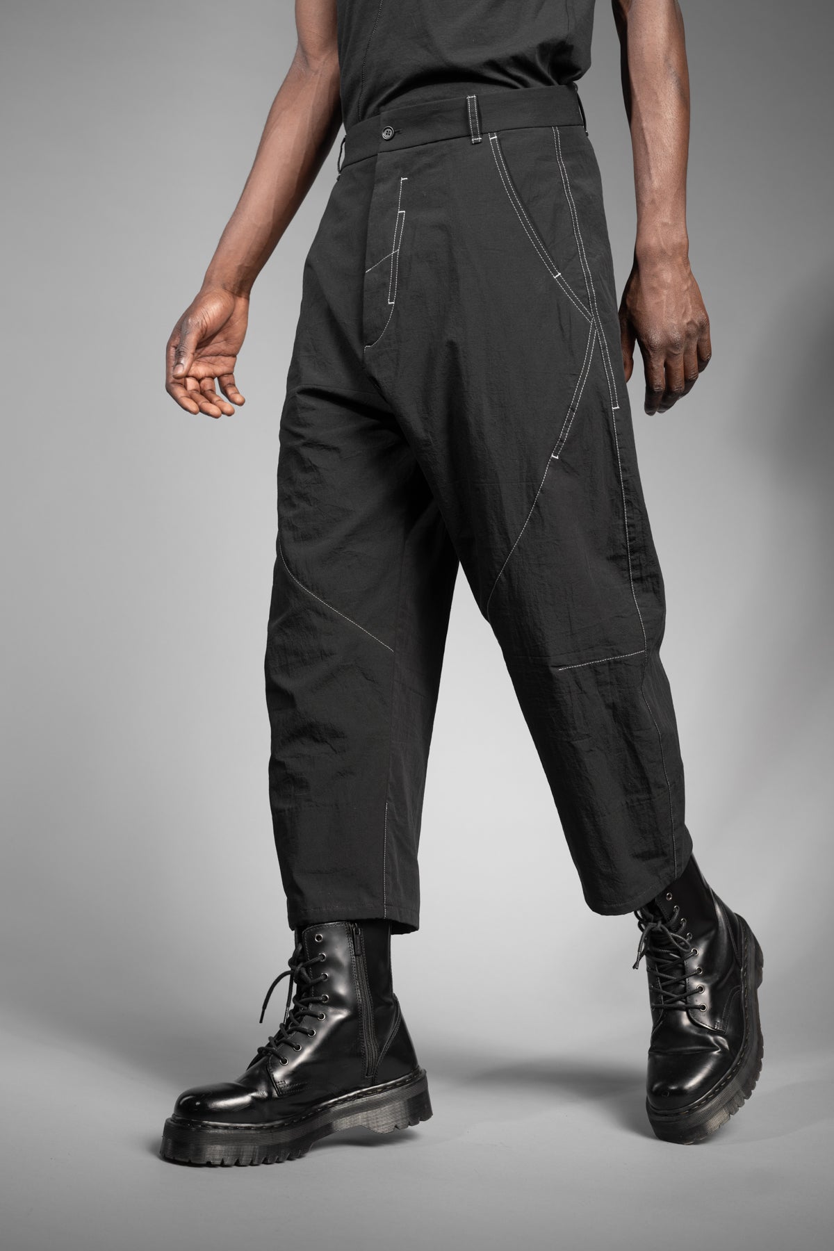 eigensinnig wien | Quarles | Schwarze Designer Baggy Pants aus japanischer Baumwolle