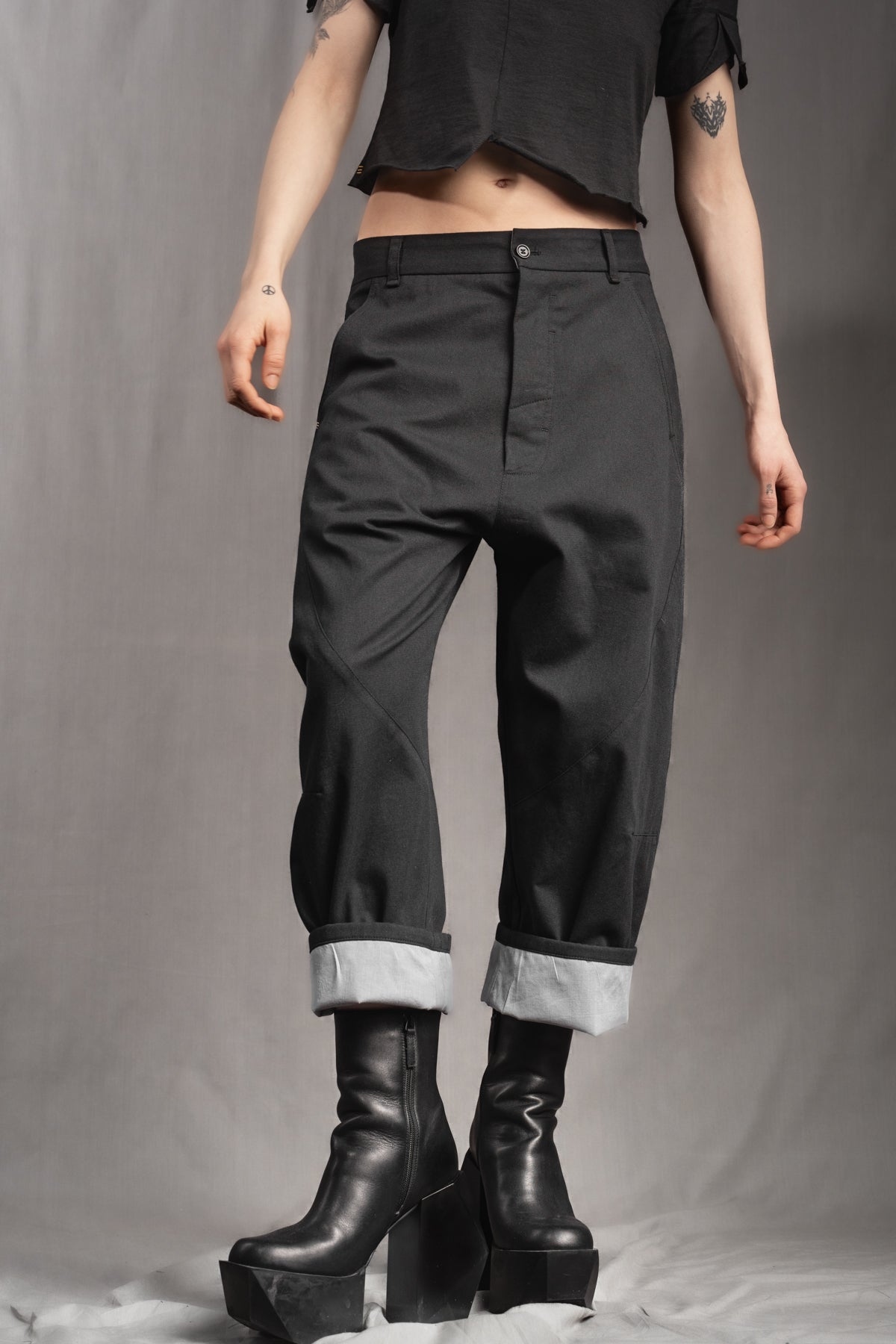 eigensinnig wien | Quarles | Schwarze, leichte Designer Cropped Baggy Pants aus Baumwolle