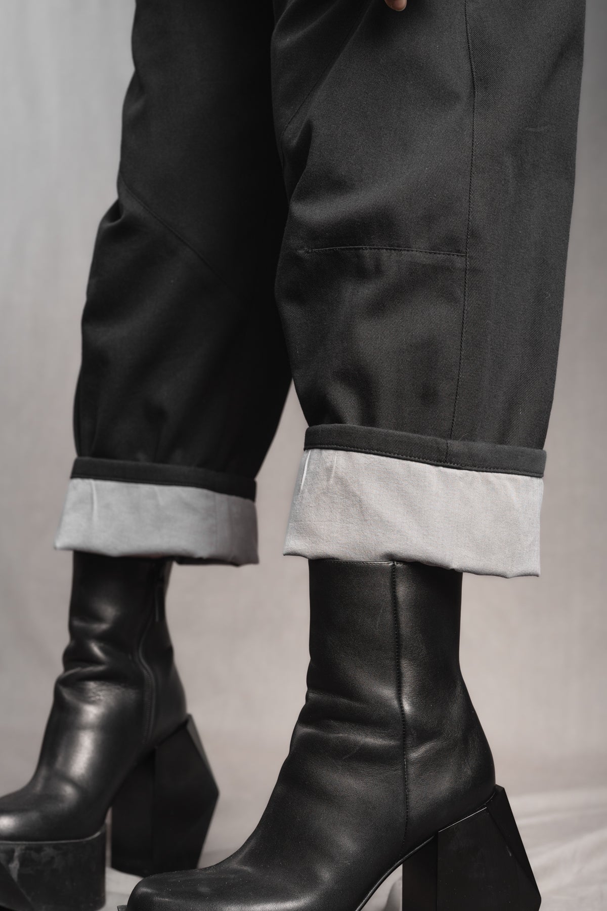 eigensinnig wien | Quarles | Schwarze, leichte Designer Cropped Baggy Pants aus Baumwolle