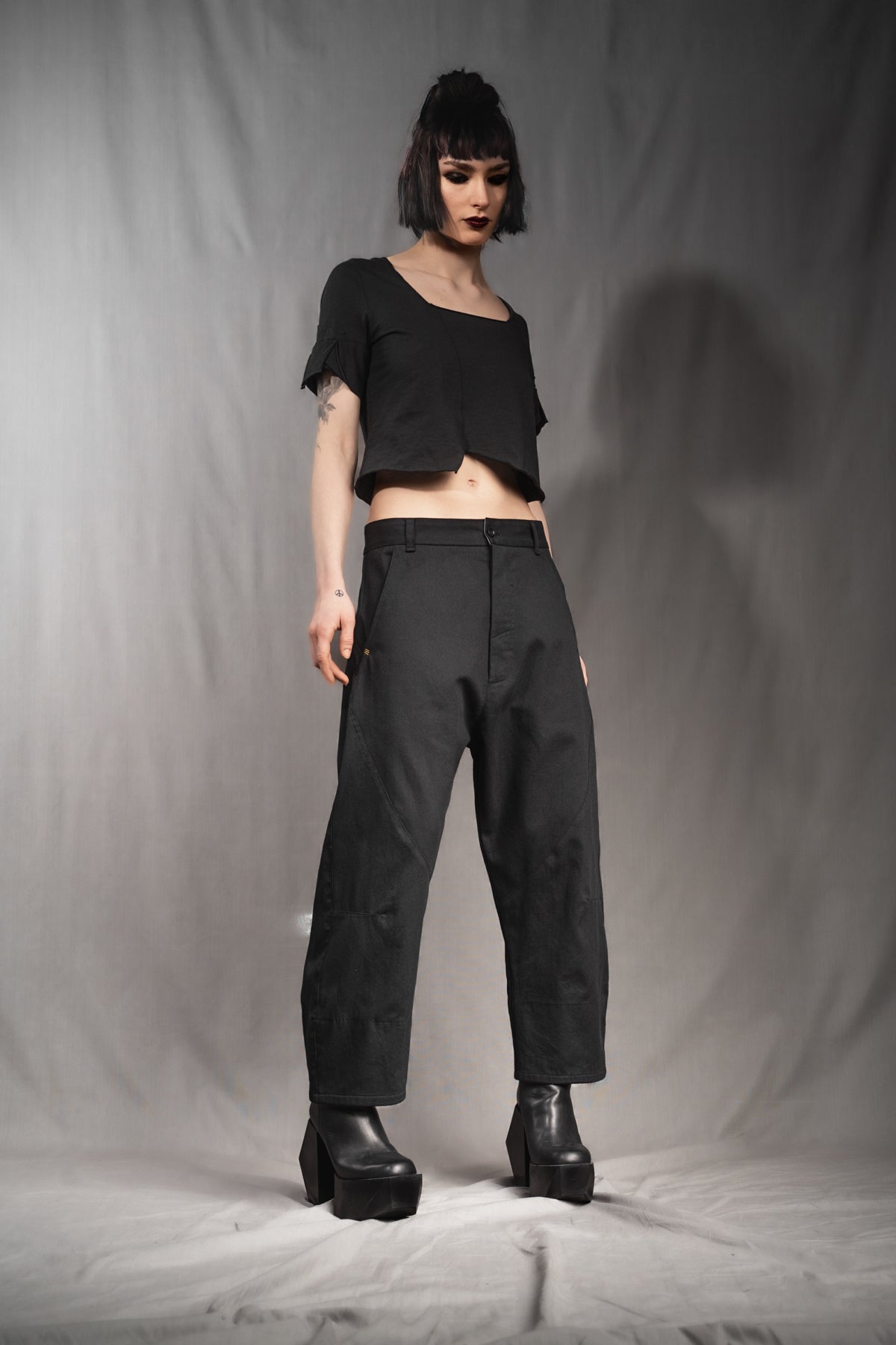 eigensinnig wien | Quarles | Schwarze, leichte Designer Cropped Baggy Pants aus Baumwolle