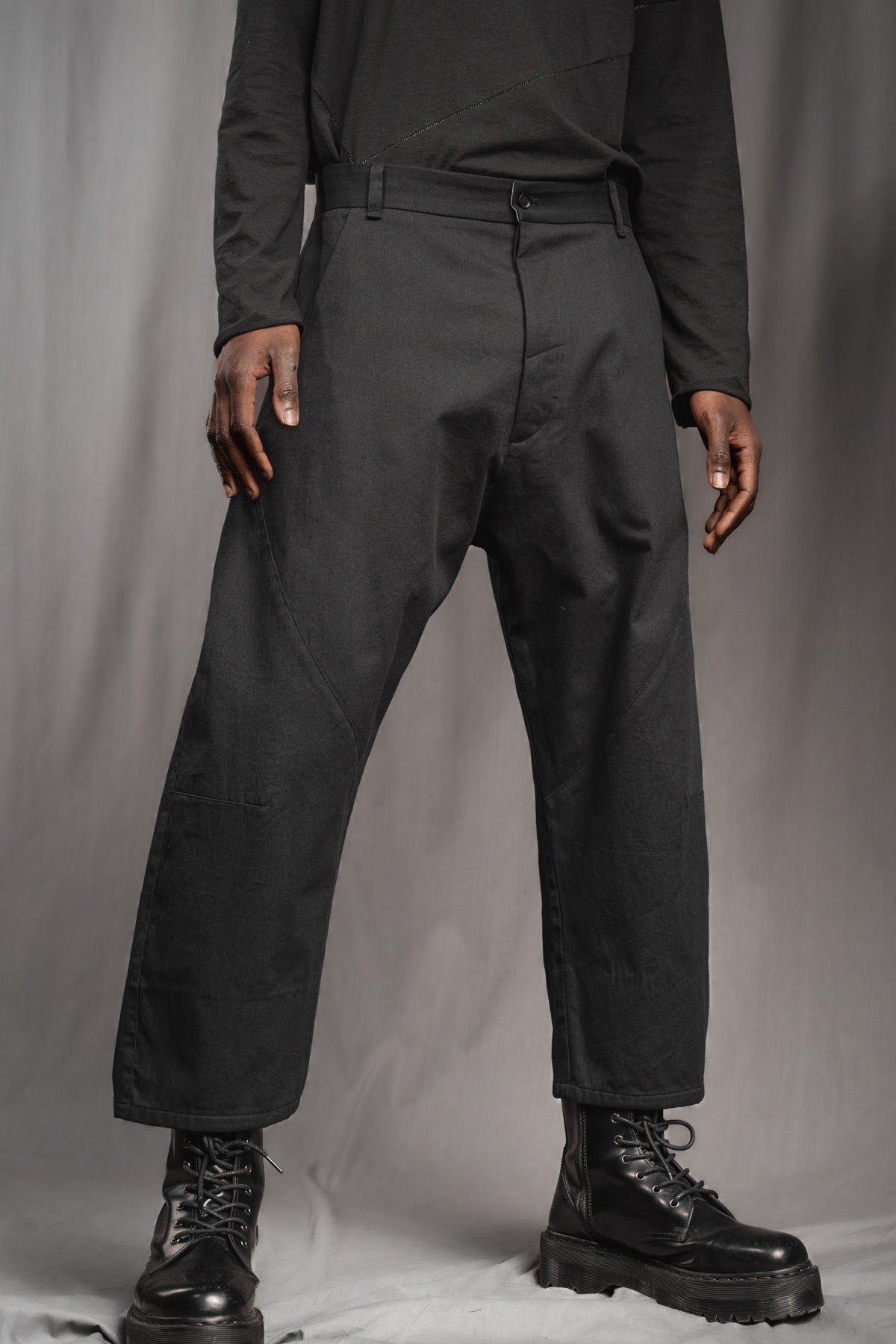 eigensinnig wien | Quarles | Schwarze, leichte Designer Cropped Baggy Pants aus Baumwolle