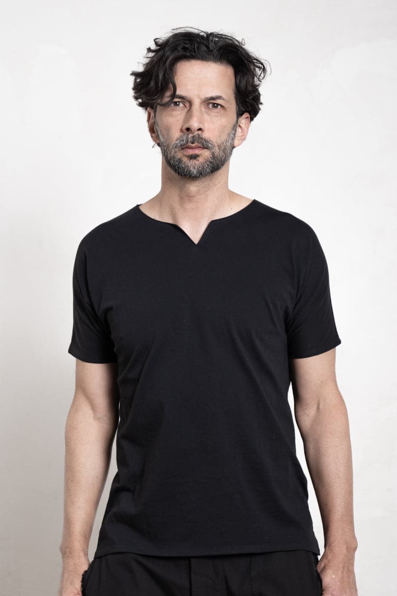 eigensinnig wien | Ricœur | Herren T-Shirt mit Schlitz aus weicher Baumwolle in schwarz