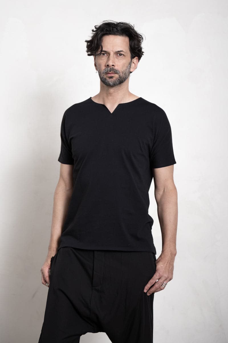 eigensinnig wien | Ricœur | Herren T-Shirt mit Schlitz aus weicher Baumwolle in schwarz