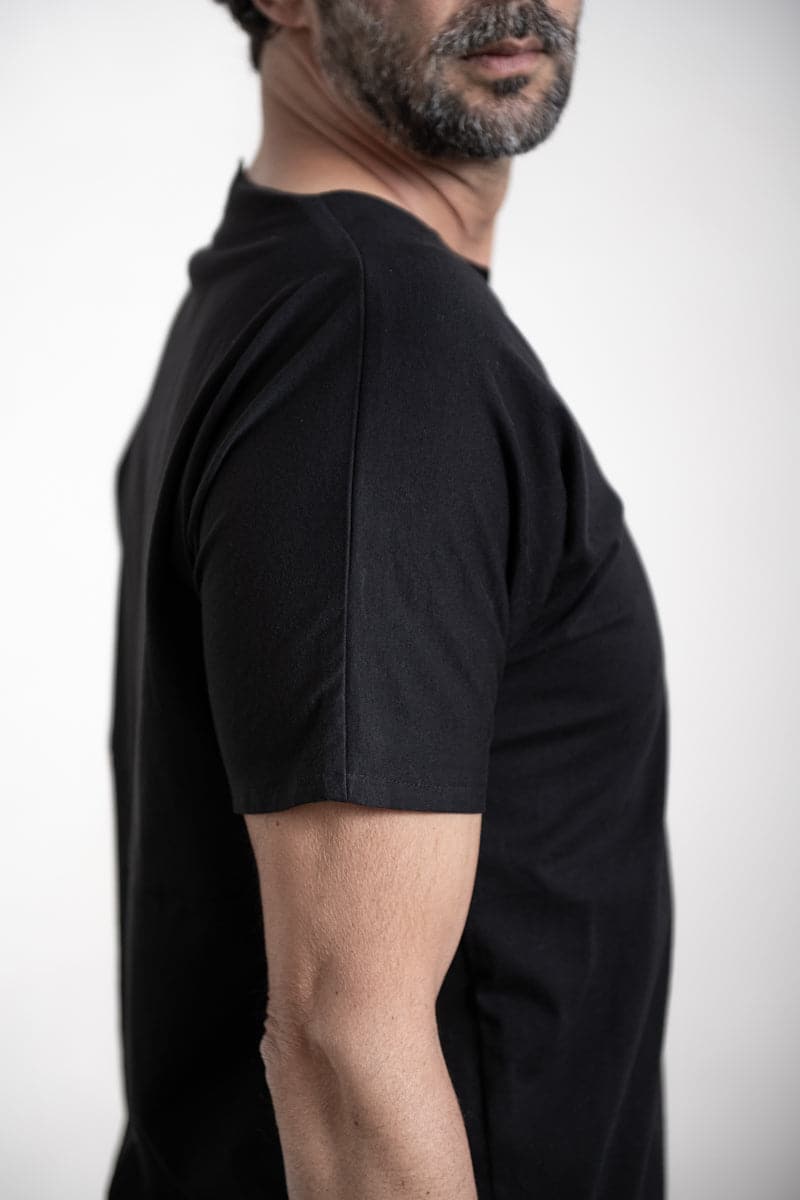 eigensinnig wien | Ricœur | Herren T-Shirt mit Schlitz aus weicher Baumwolle in schwarz