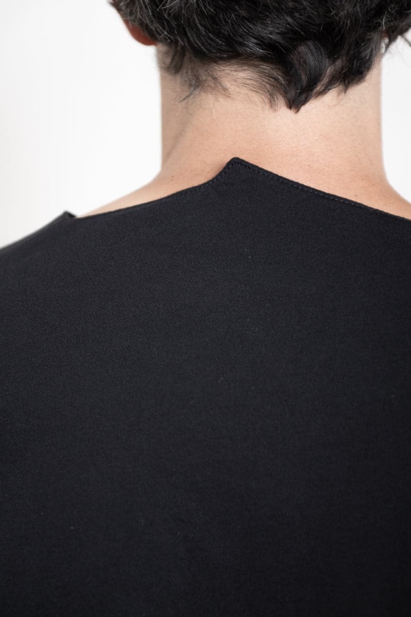 eigensinnig wien | Ricœur | Herren T-Shirt mit Schlitz aus weicher Baumwolle in schwarz