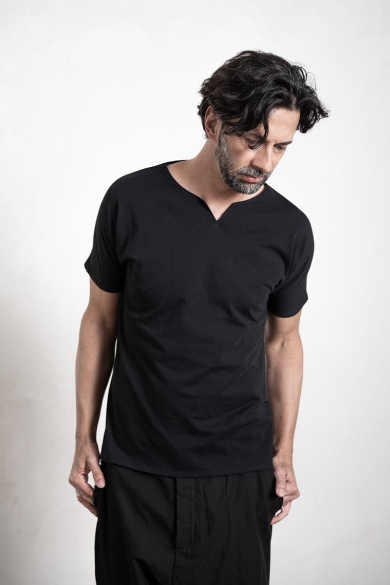 eigensinnig wien | Ricœur | Herren T-Shirt mit Schlitz aus weicher Baumwolle in schwarz