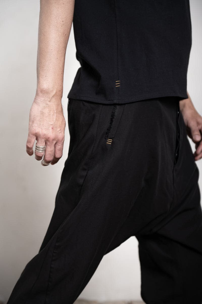 eigensinnig wien | Ricœur | Herren T-Shirt mit Schlitz aus weicher Baumwolle in schwarz