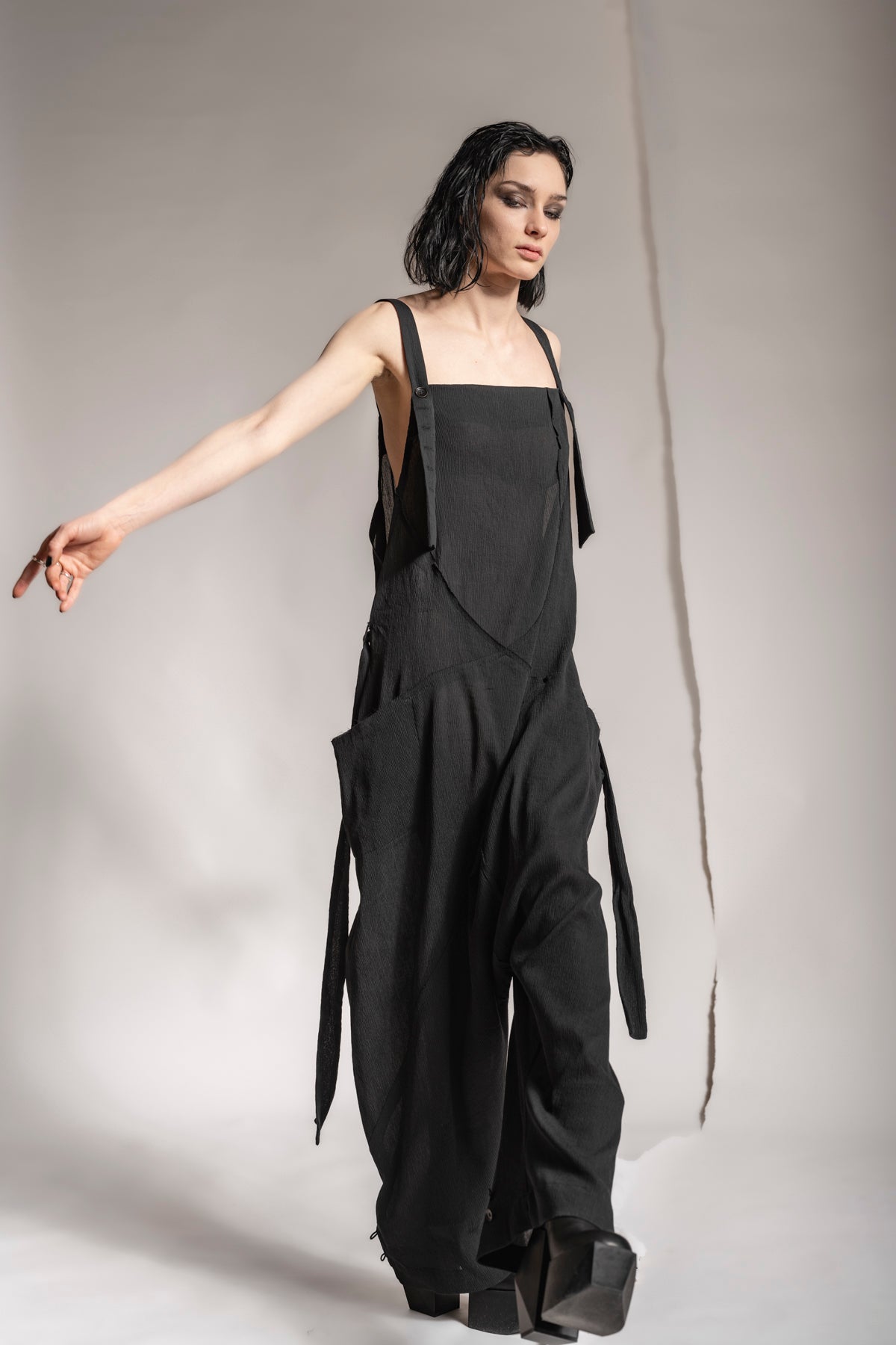 eigensinnig wien | Rilke | Eleganter Jumpsuit mit Haremshose aus Seide in Schwarz