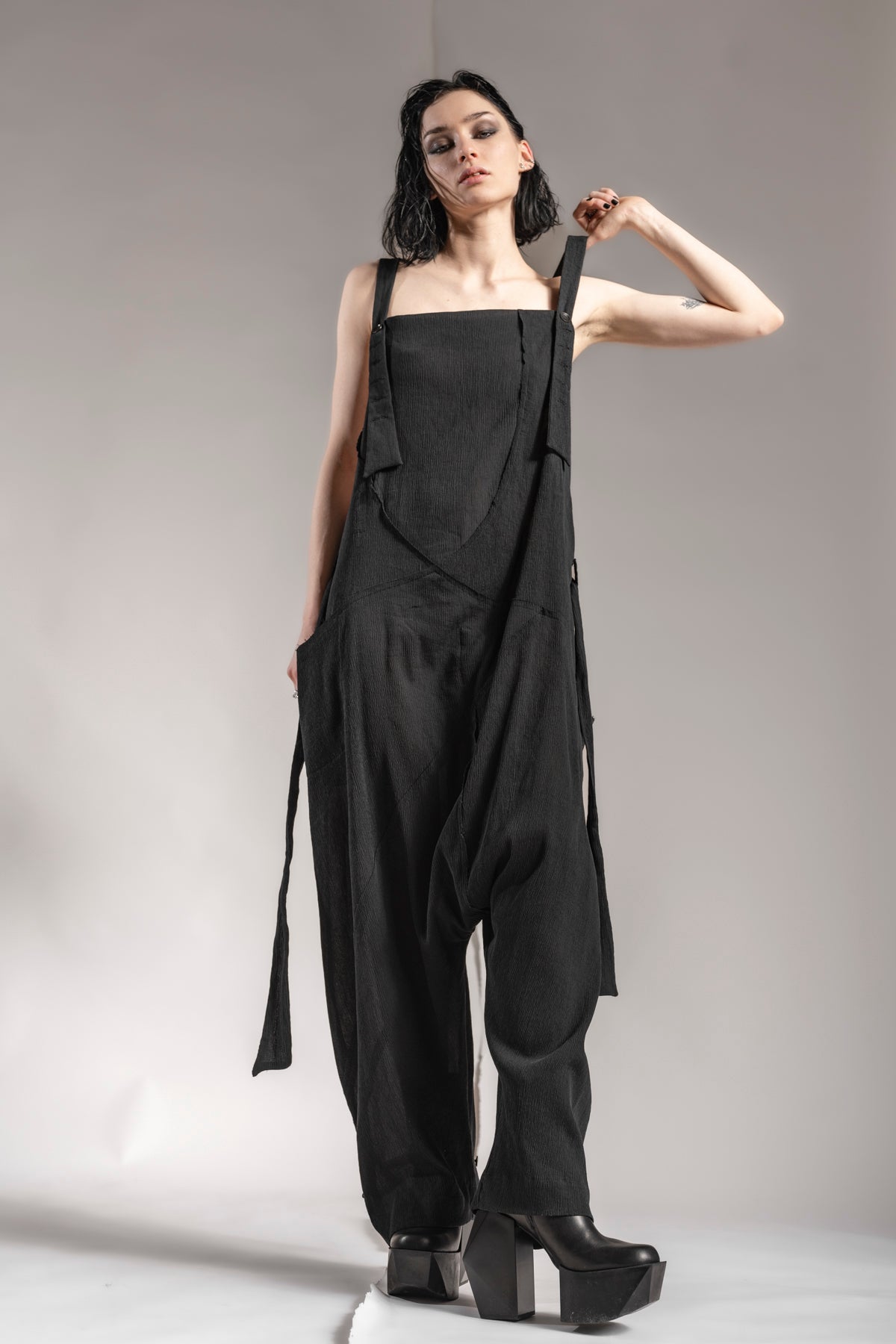 eigensinnig wien | Rilke | Eleganter Jumpsuit mit Haremshose aus Seide in Schwarz