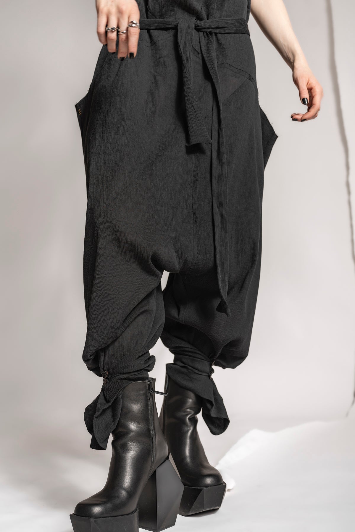 eigensinnig wien | Rilke | Eleganter Jumpsuit mit Haremshose aus Seide in Schwarz