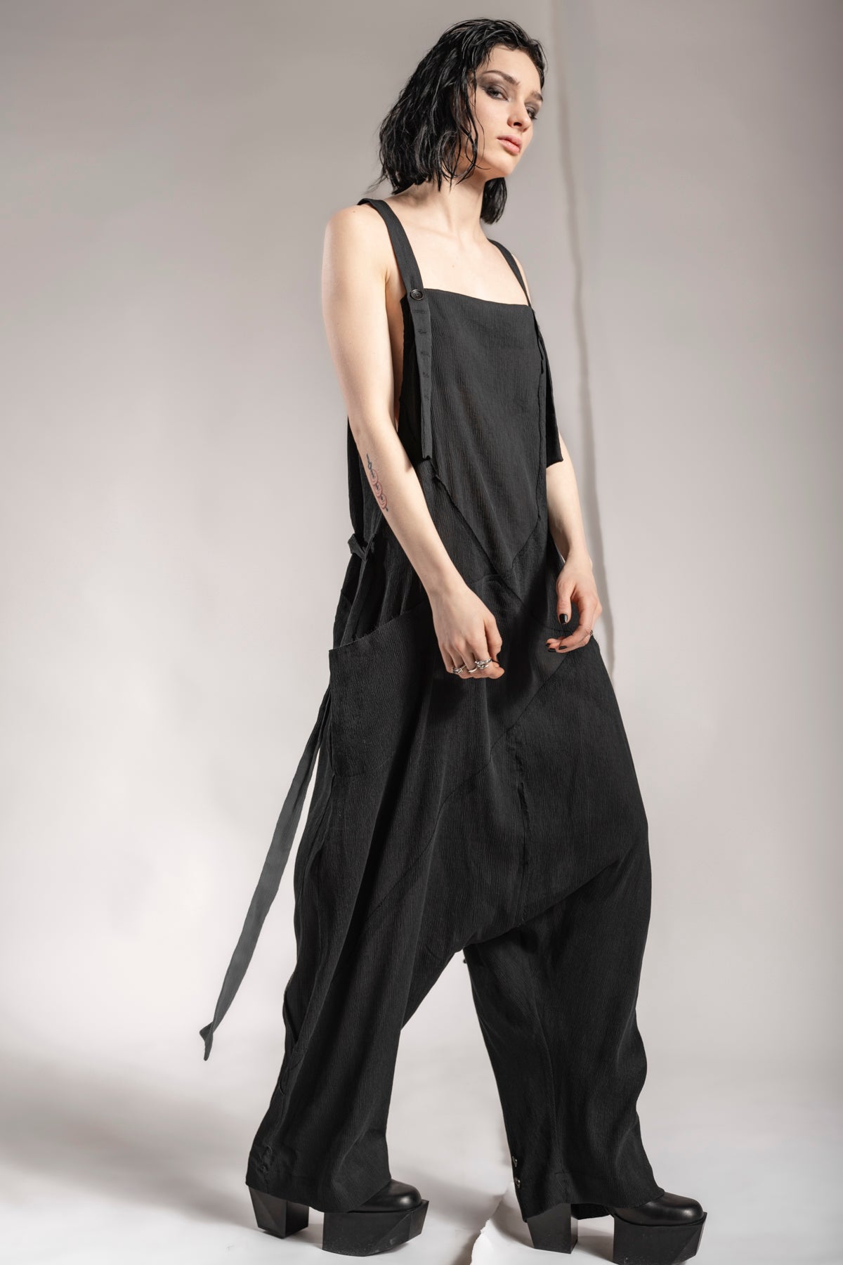 eigensinnig wien | Rilke | Eleganter Jumpsuit mit Haremshose aus Seide in Schwarz