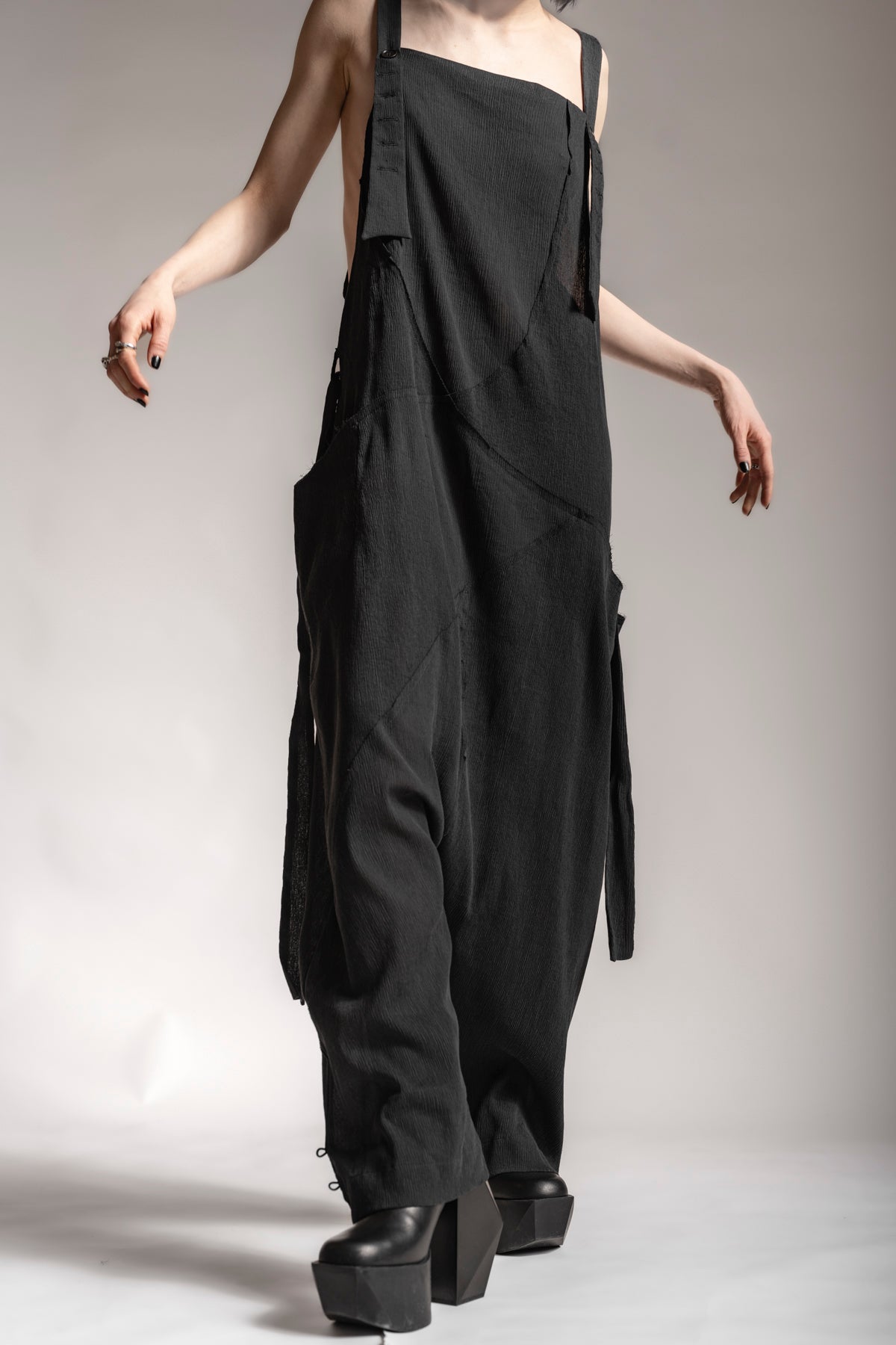 eigensinnig wien | Rilke | Eleganter Jumpsuit mit Haremshose aus Seide in Schwarz