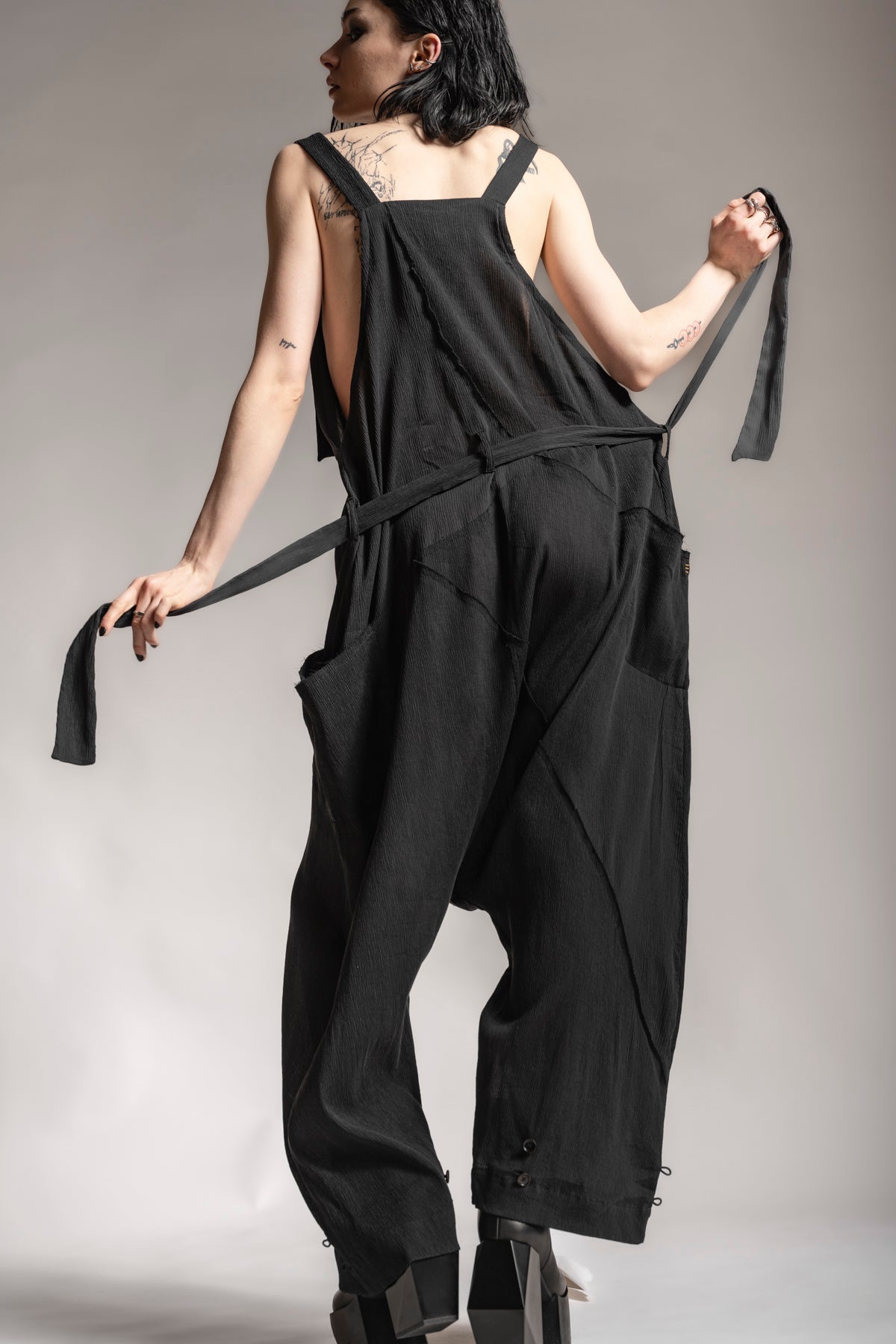eigensinnig wien | Rilke | Eleganter Jumpsuit mit Haremshose aus Seide in Schwarz