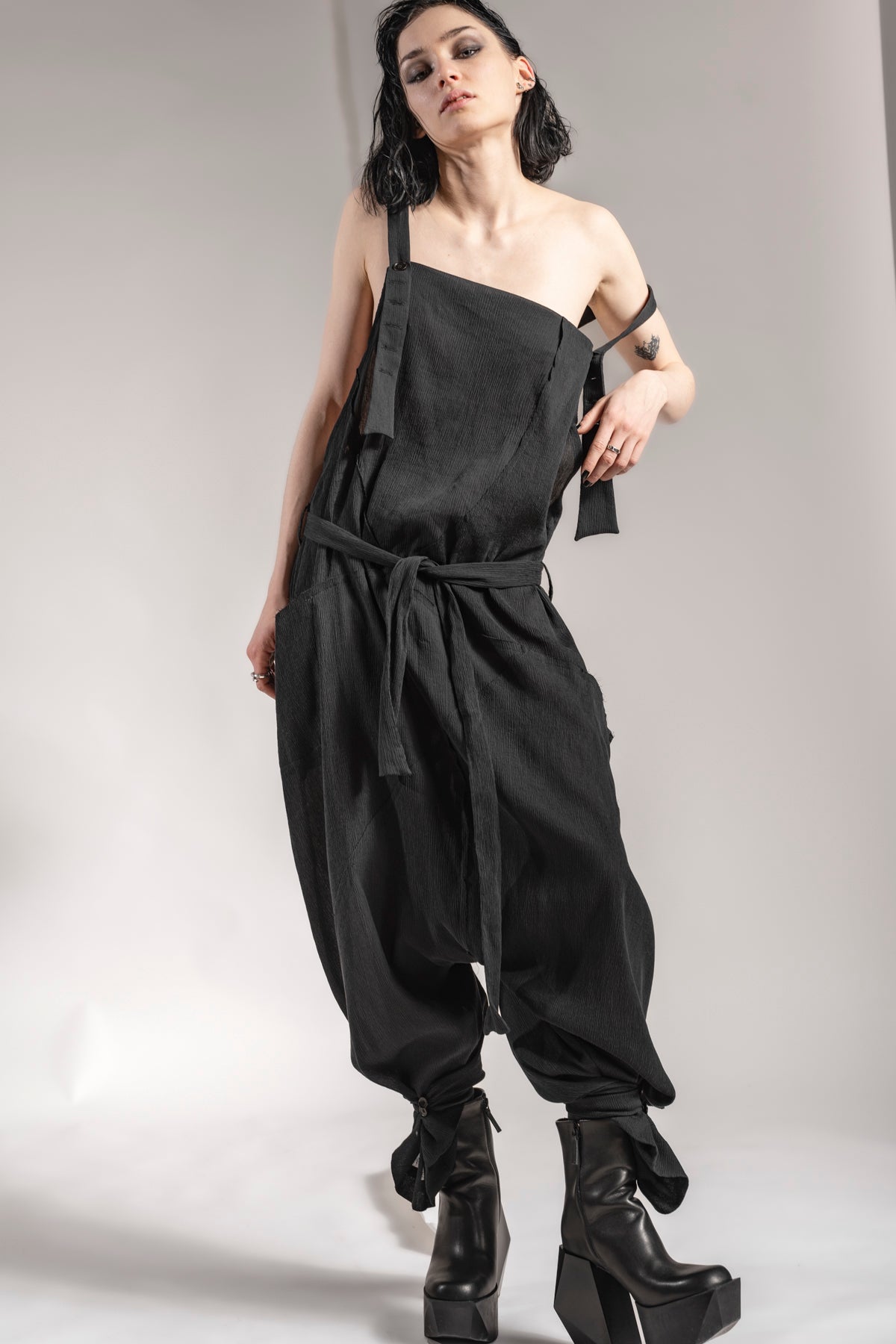 eigensinnig wien | Rilke | Eleganter Jumpsuit mit Haremshose aus Seide in Schwarz