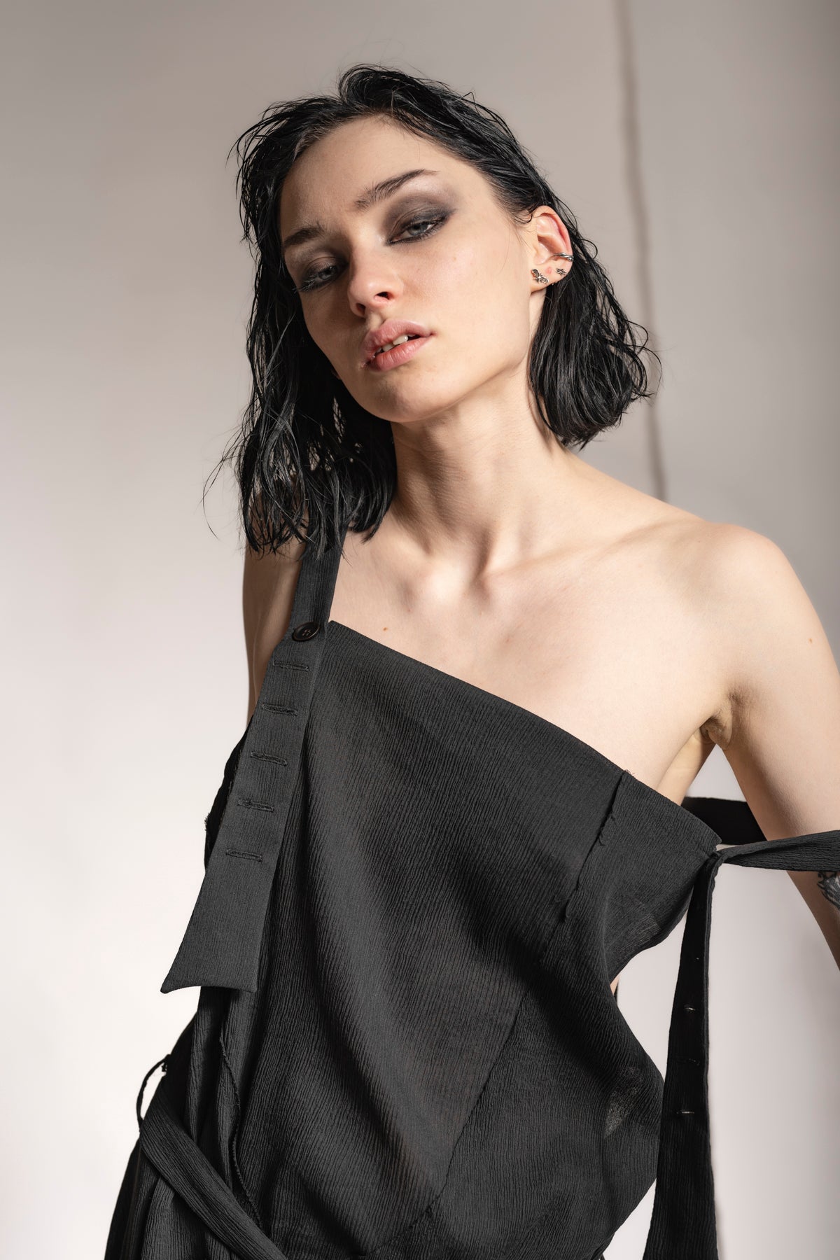 eigensinnig wien | Rilke | Eleganter Jumpsuit mit Haremshose aus Seide in Schwarz