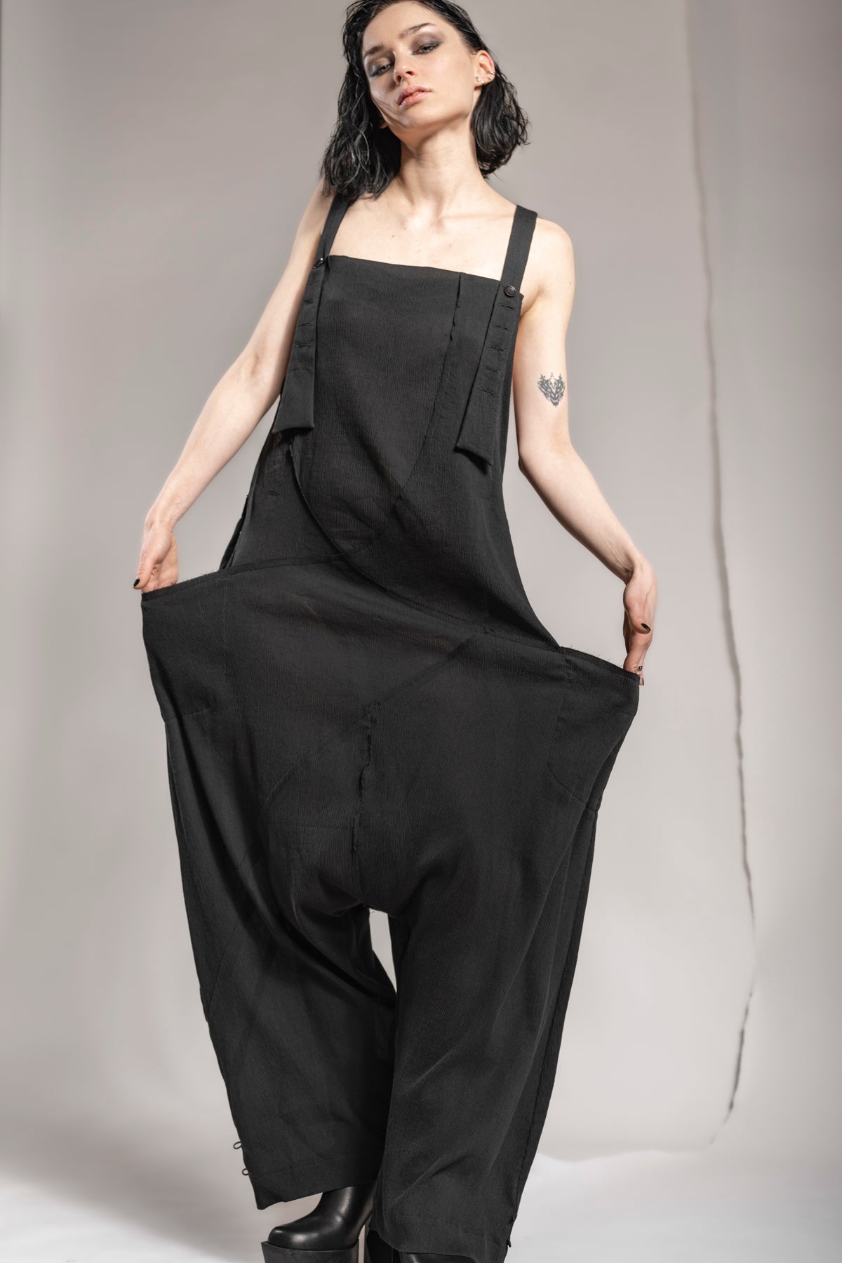 eigensinnig wien | Rilke | Eleganter Jumpsuit mit Haremshose aus Seide in Schwarz