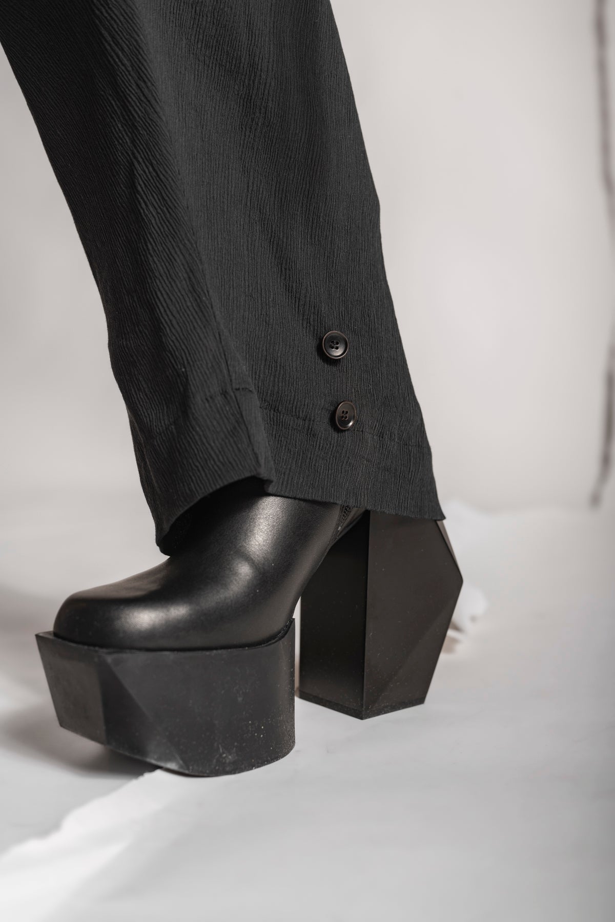 eigensinnig wien | Rilke | Eleganter Jumpsuit mit Haremshose aus Seide in Schwarz