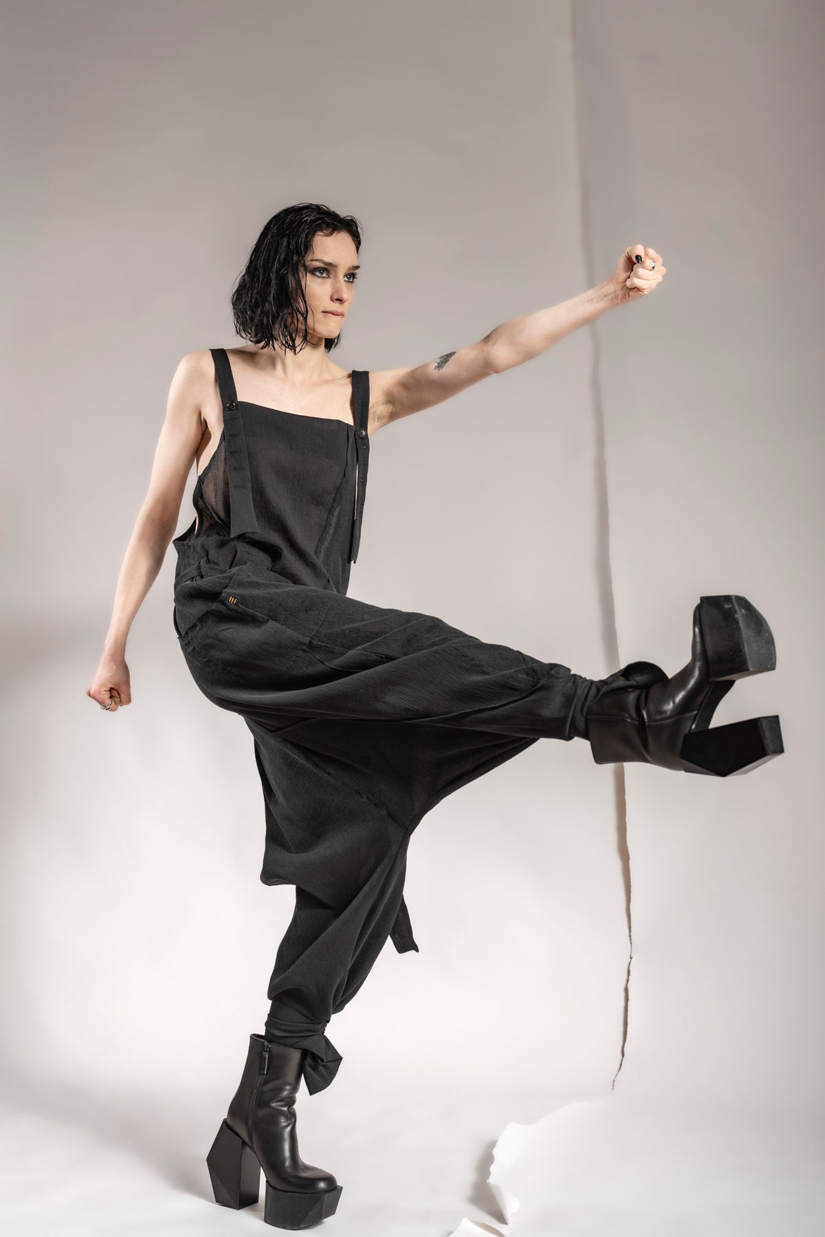 eigensinnig wien | Rilke | Eleganter Jumpsuit mit Haremshose aus Seide in Schwarz