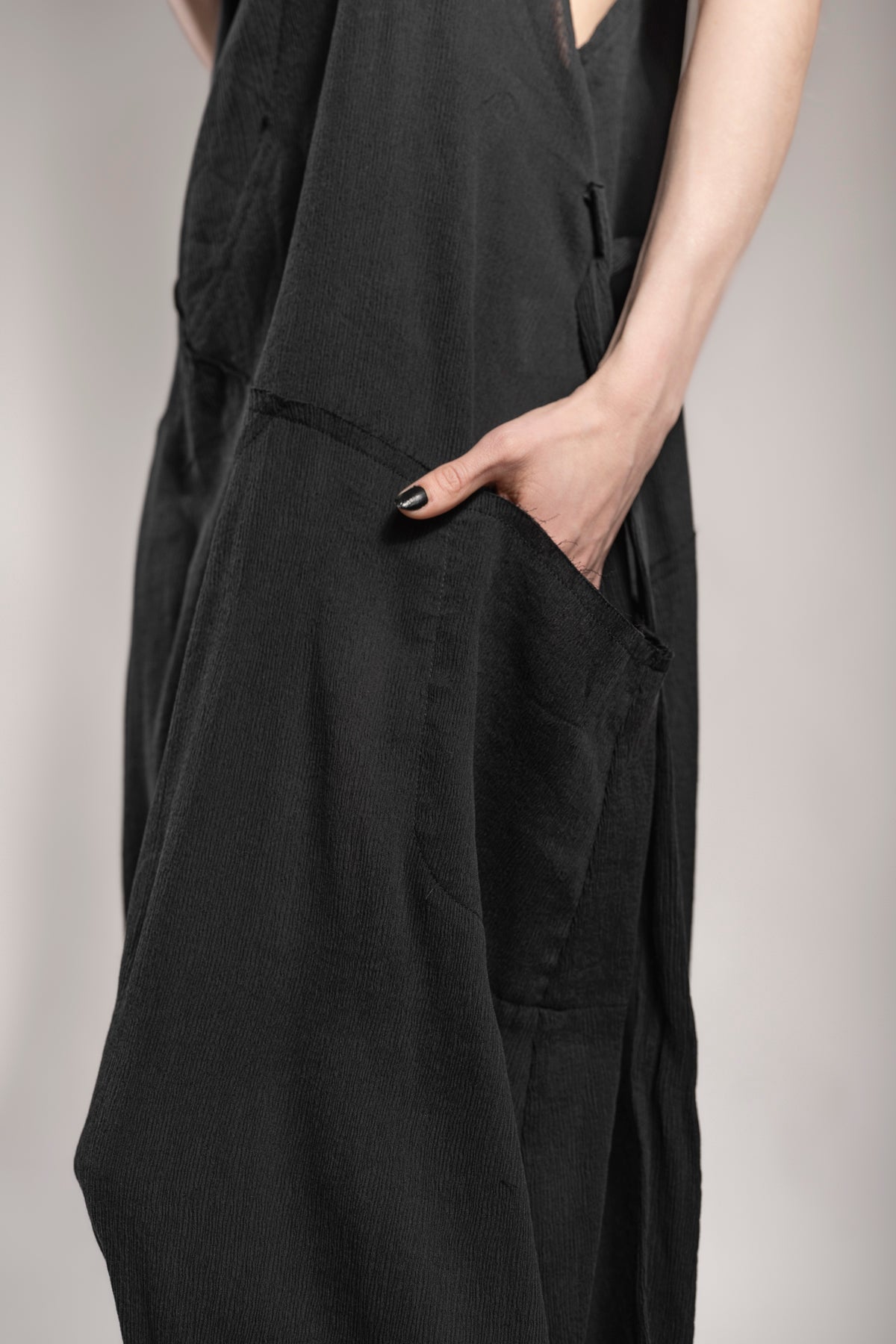 eigensinnig wien | Rilke | Eleganter Jumpsuit mit Haremshose aus Seide in Schwarz