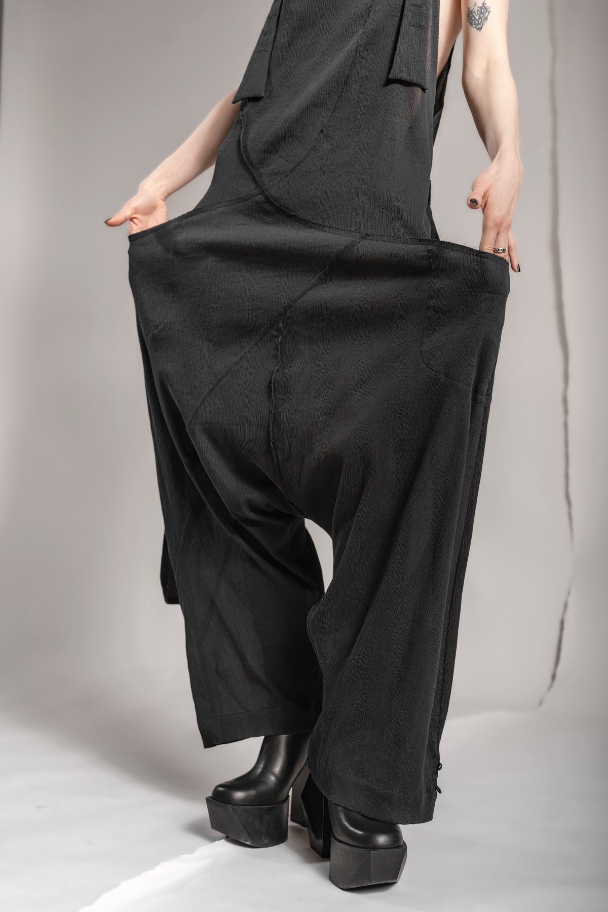 eigensinnig wien | Rilke | Eleganter Jumpsuit mit Haremshose aus Seide in Schwarz