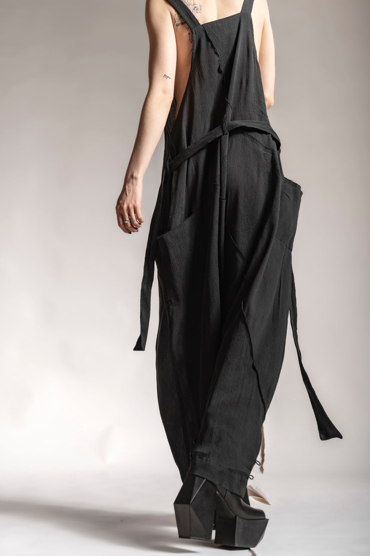 eigensinnig wien | Rilke | Eleganter Jumpsuit mit Haremshose aus Seide in Schwarz