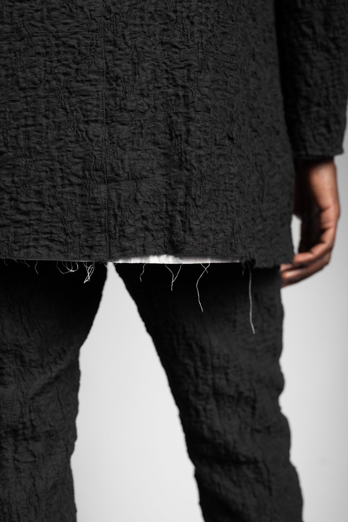 eigensinnig wien | Roquentin | Extravagante, schwarze Designer Herren-Langjacke aus japanischer Baumwolle