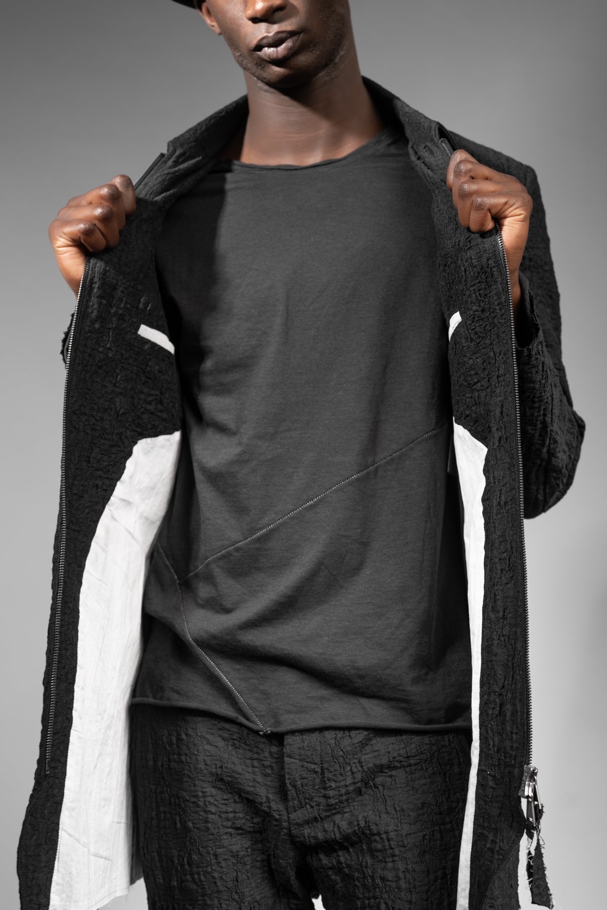eigensinnig wien | Roquentin | Extravagante, schwarze Designer Herren-Langjacke aus japanischer Baumwolle
