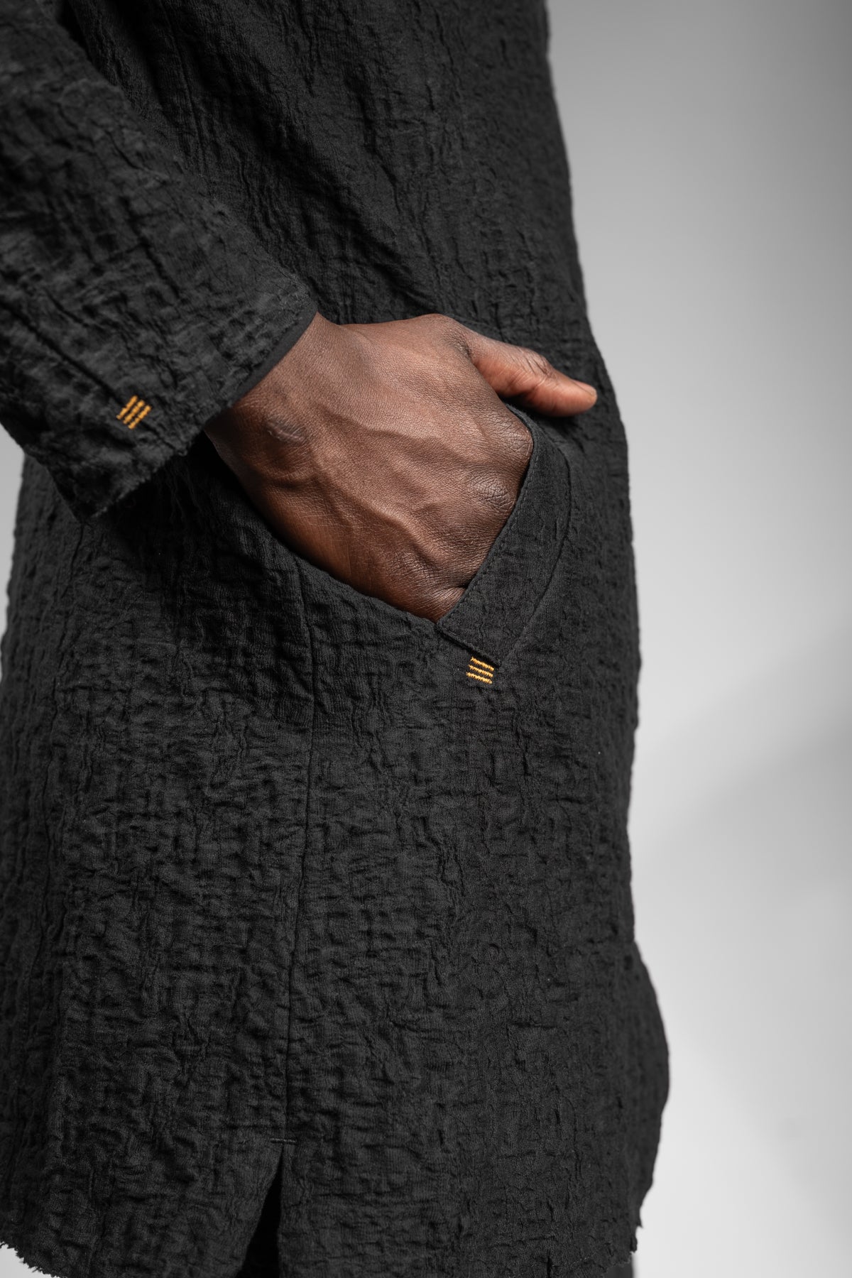 eigensinnig wien | Roquentin | Extravagante, schwarze Designer Herren-Langjacke aus japanischer Baumwolle