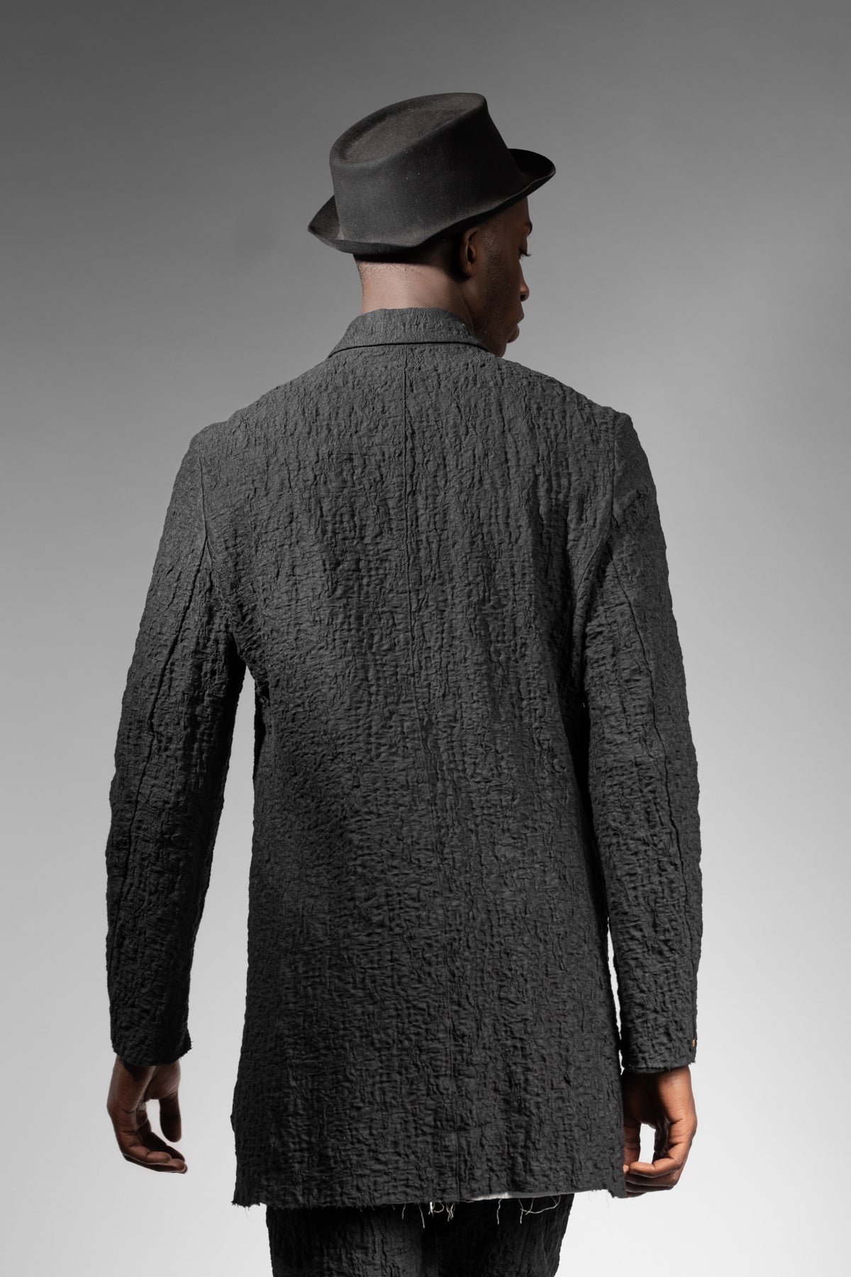 eigensinnig wien | Roquentin | Extravagante, schwarze Designer Herren-Langjacke aus japanischer Baumwolle