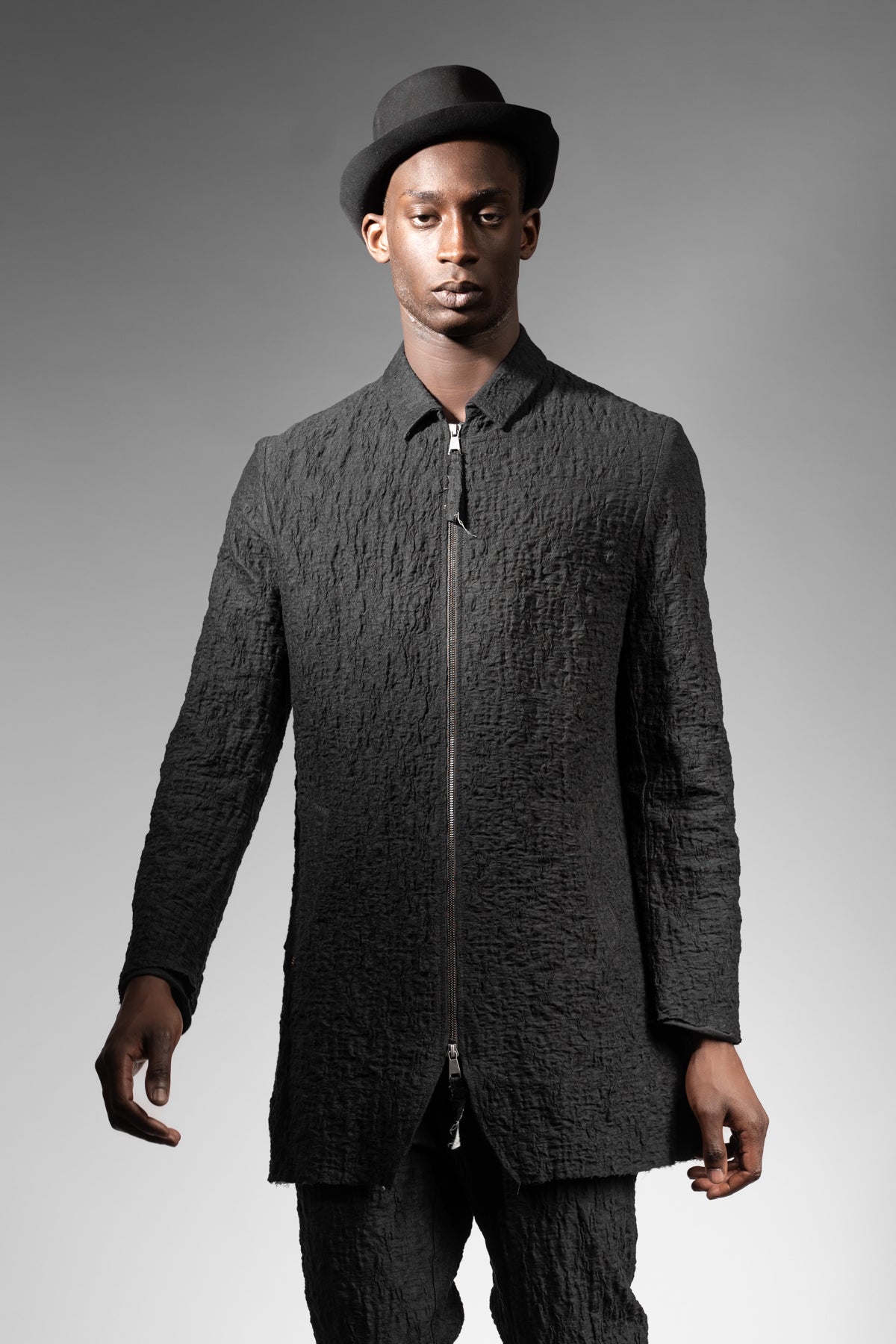 eigensinnig wien | Roquentin | Extravagante, schwarze Designer Herren-Langjacke aus japanischer Baumwolle