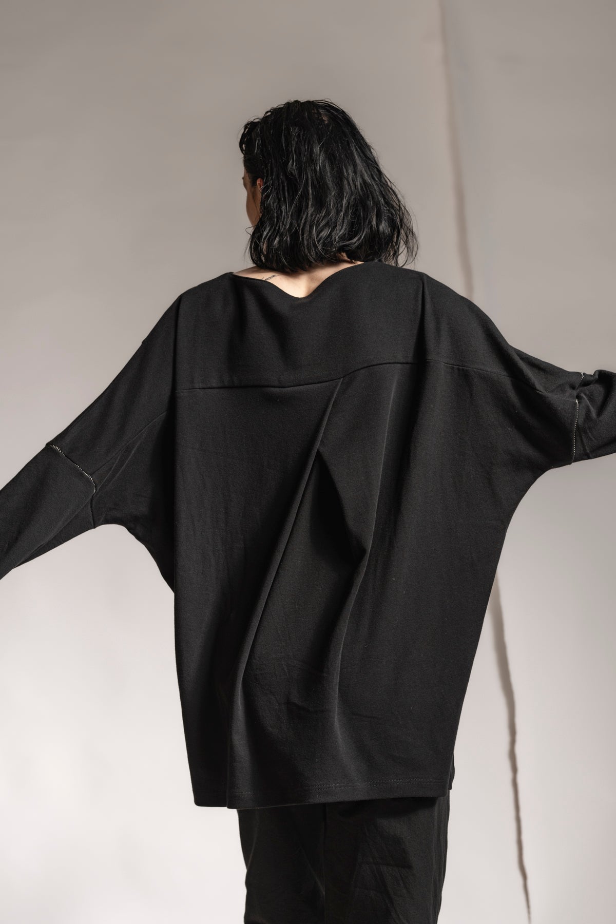 eigensinnig wien | Rosa | Ausgefallener, extravaganter Oversize Pullover in Schwarz
